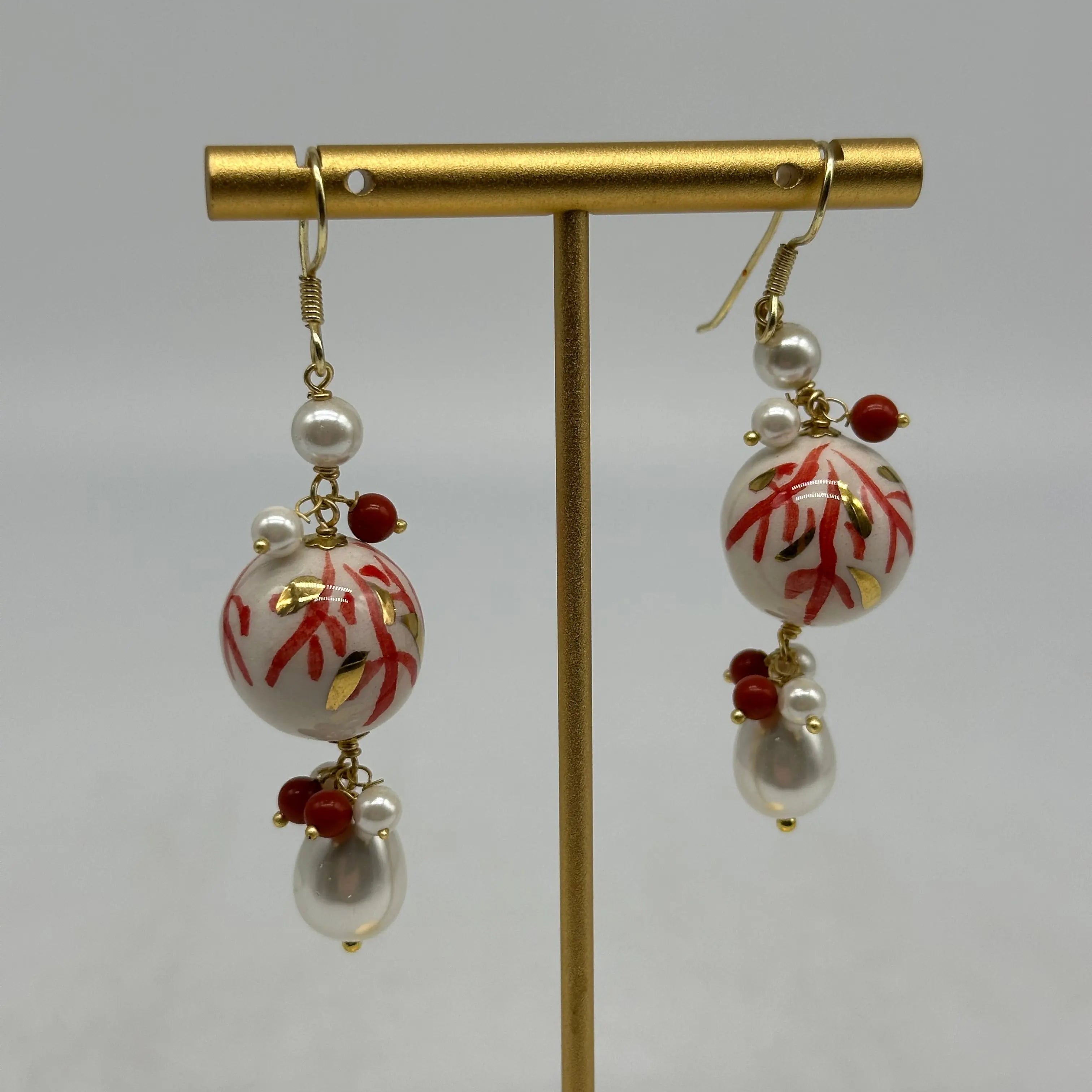 Orecchini Artigianali Sfere di Natale Bianco con decori Rosso in Ceramica di Caltagirone, pietre e corallo DD CERAMICHE SICILIANE