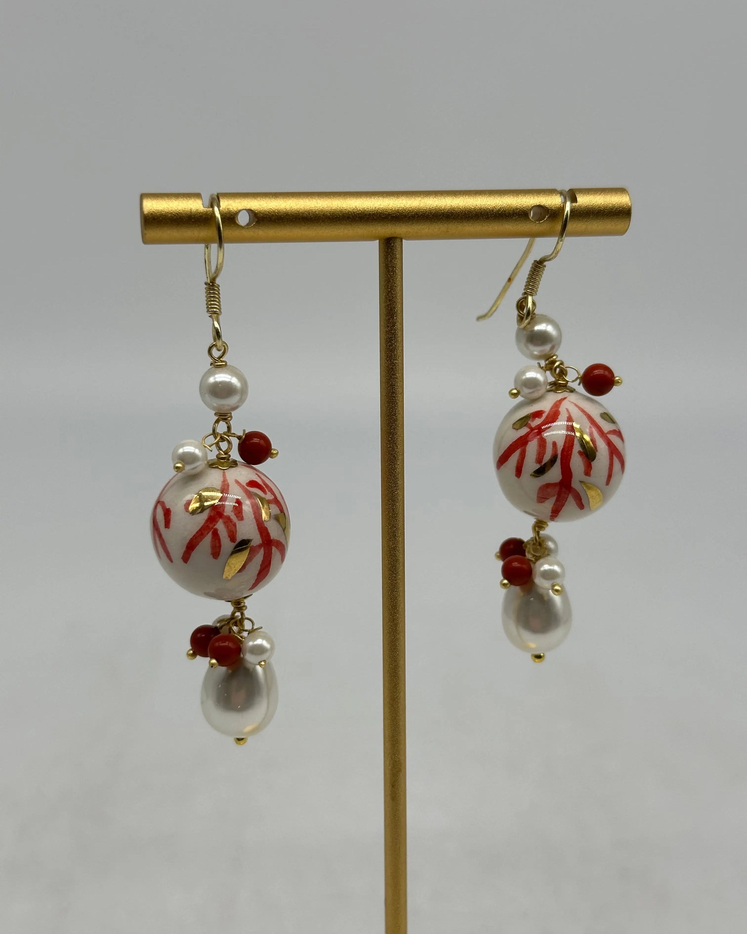 Orecchini Artigianali Sfere di Natale Bianco con decori Rosso in Ceramica di Caltagirone, pietre e corallo DD CERAMICHE SICILIANE