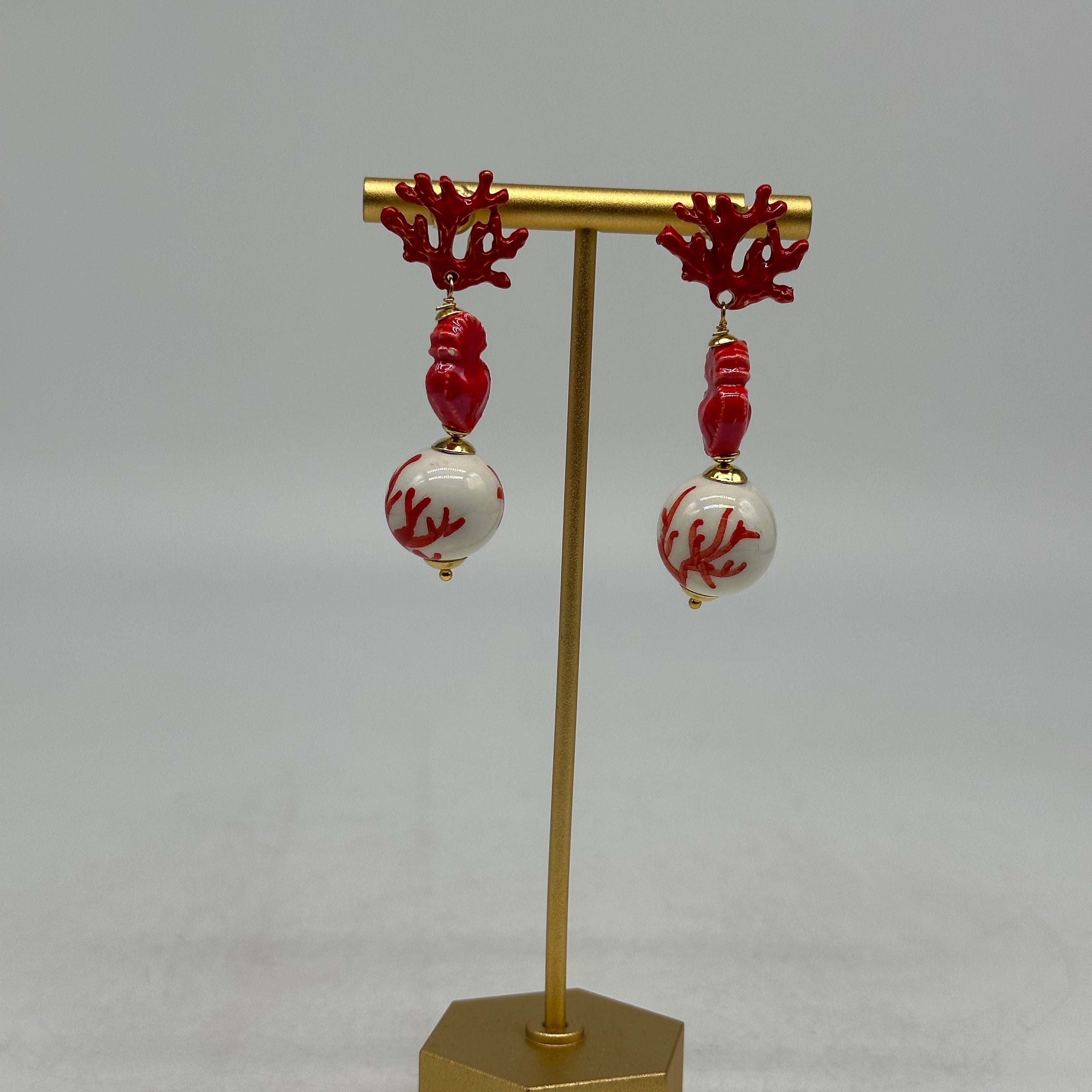 Orecchini Artigianali Sfere di Natale Bianco con decori Rosso in Ceramica di Caltagirone cuore sacro e corallo - BIJOUX