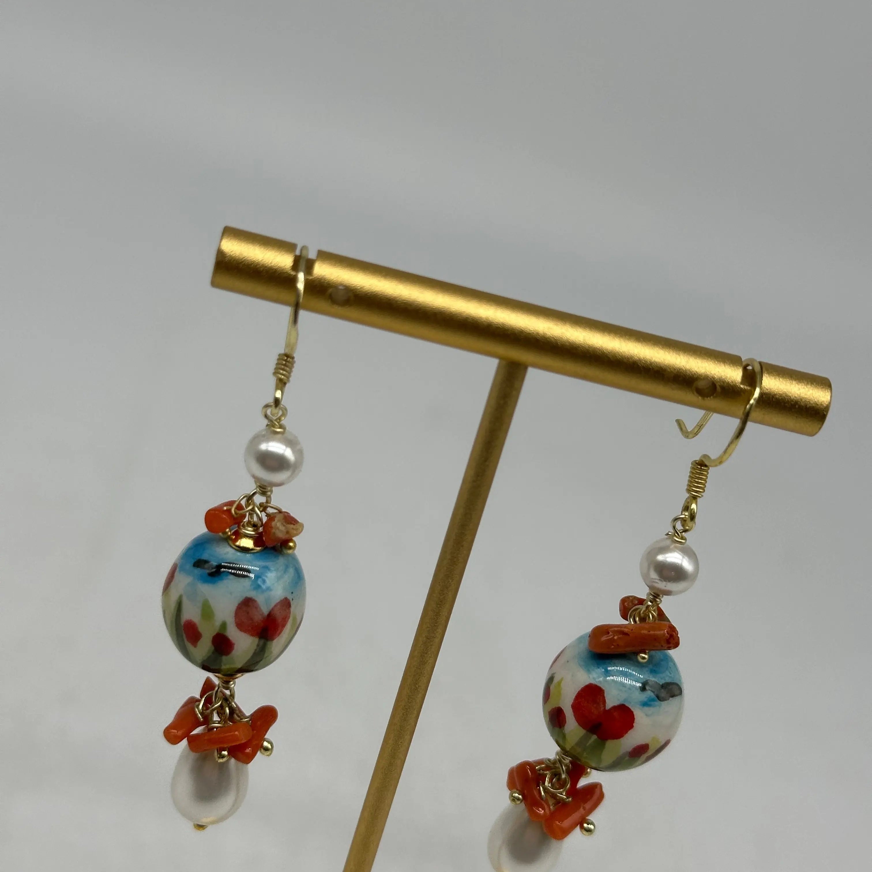 Orecchini Artigianali Sfere di Natale Bianco con decoro fiori in Ceramica di Caltagirone, pietre e corallo DD CERAMICHE SICILIANE