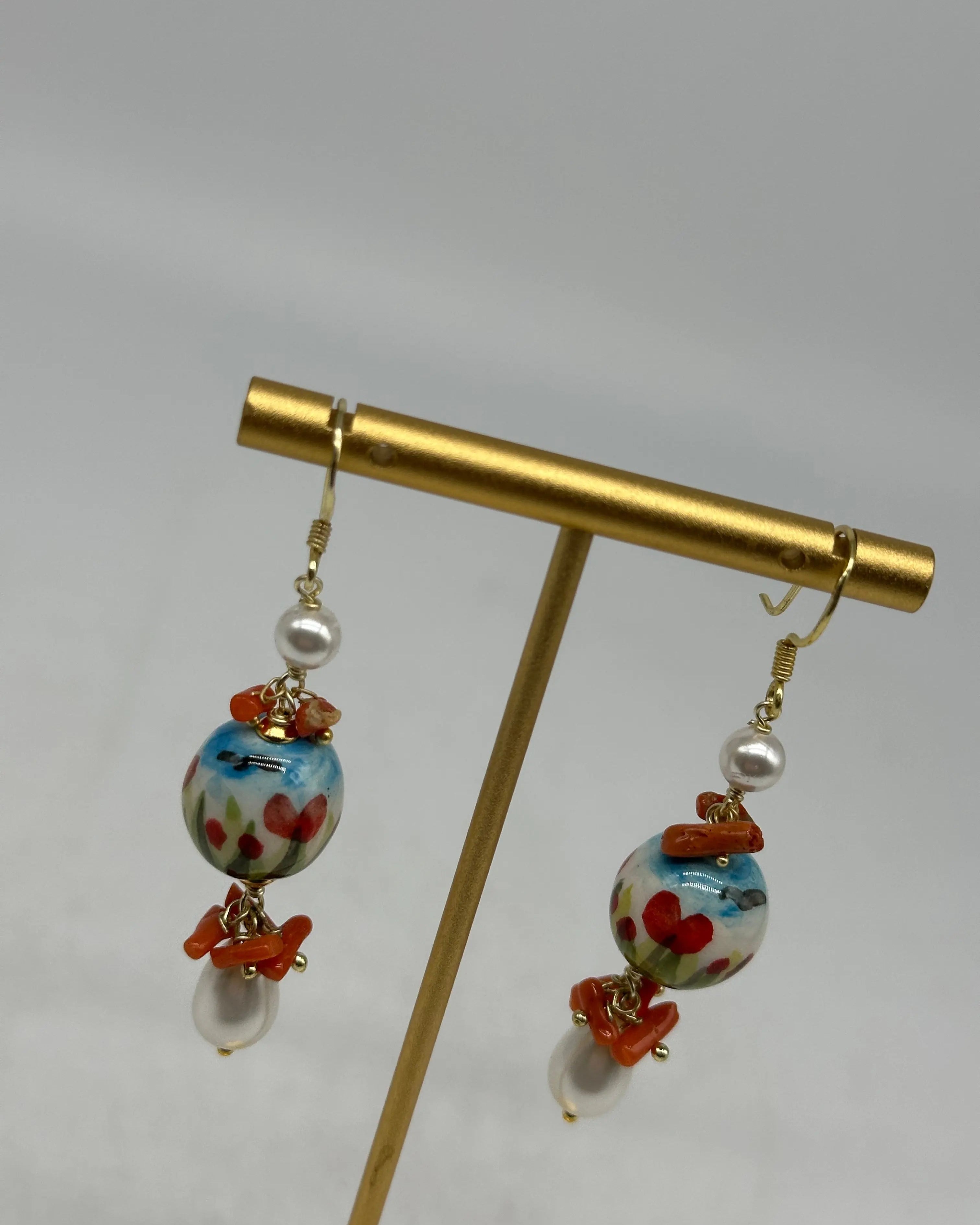 Orecchini Artigianali Sfere di Natale Bianco con decoro fiori in Ceramica di Caltagirone, pietre e corallo DD CERAMICHE SICILIANE