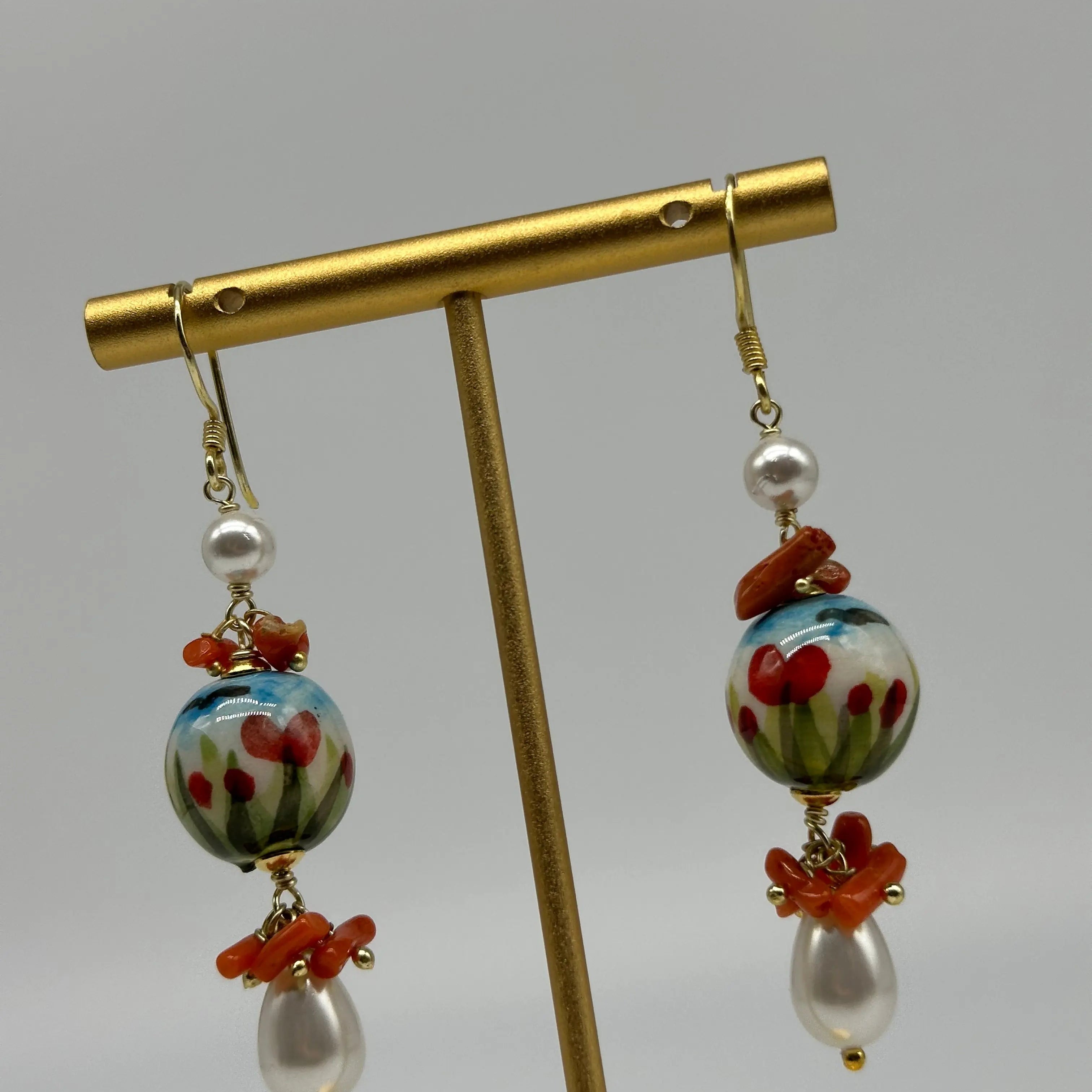 Orecchini Artigianali Sfere di Natale Bianco con decoro fiori in Ceramica di Caltagirone, pietre e corallo DD CERAMICHE SICILIANE