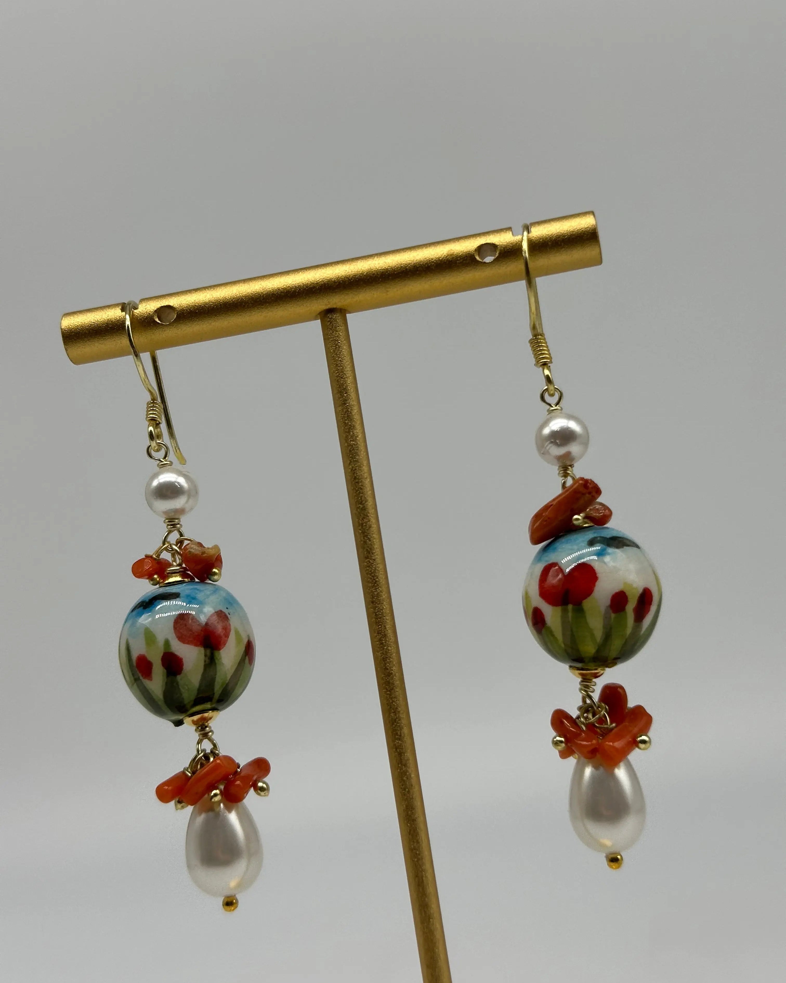 Orecchini Artigianali Sfere di Natale Bianco con decoro fiori in Ceramica di Caltagirone, pietre e corallo DD CERAMICHE SICILIANE