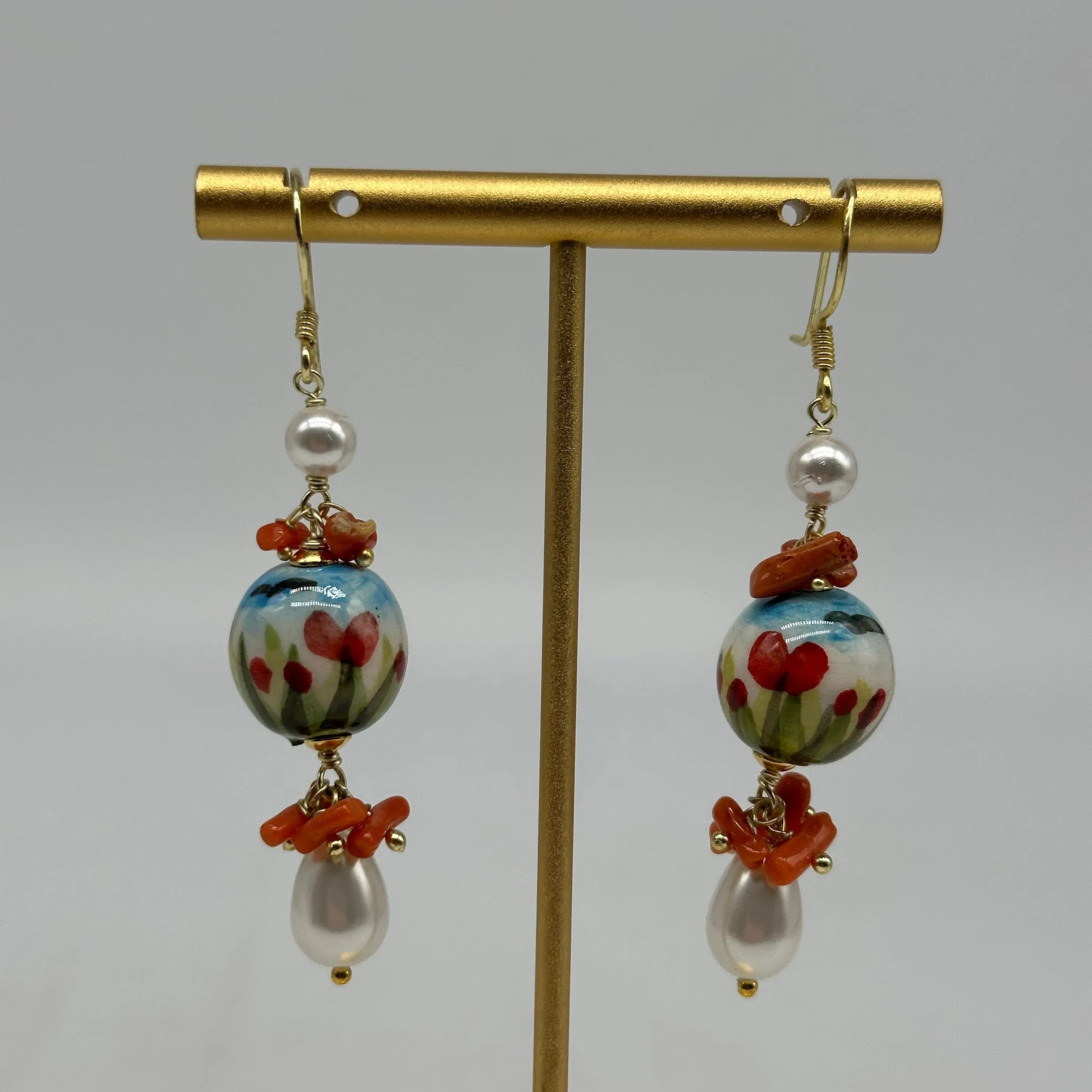 Orecchini Artigianali Sfere di Natale Bianco con decoro fiori in Ceramica di Caltagirone, pietre e corallo DD CERAMICHE SICILIANE