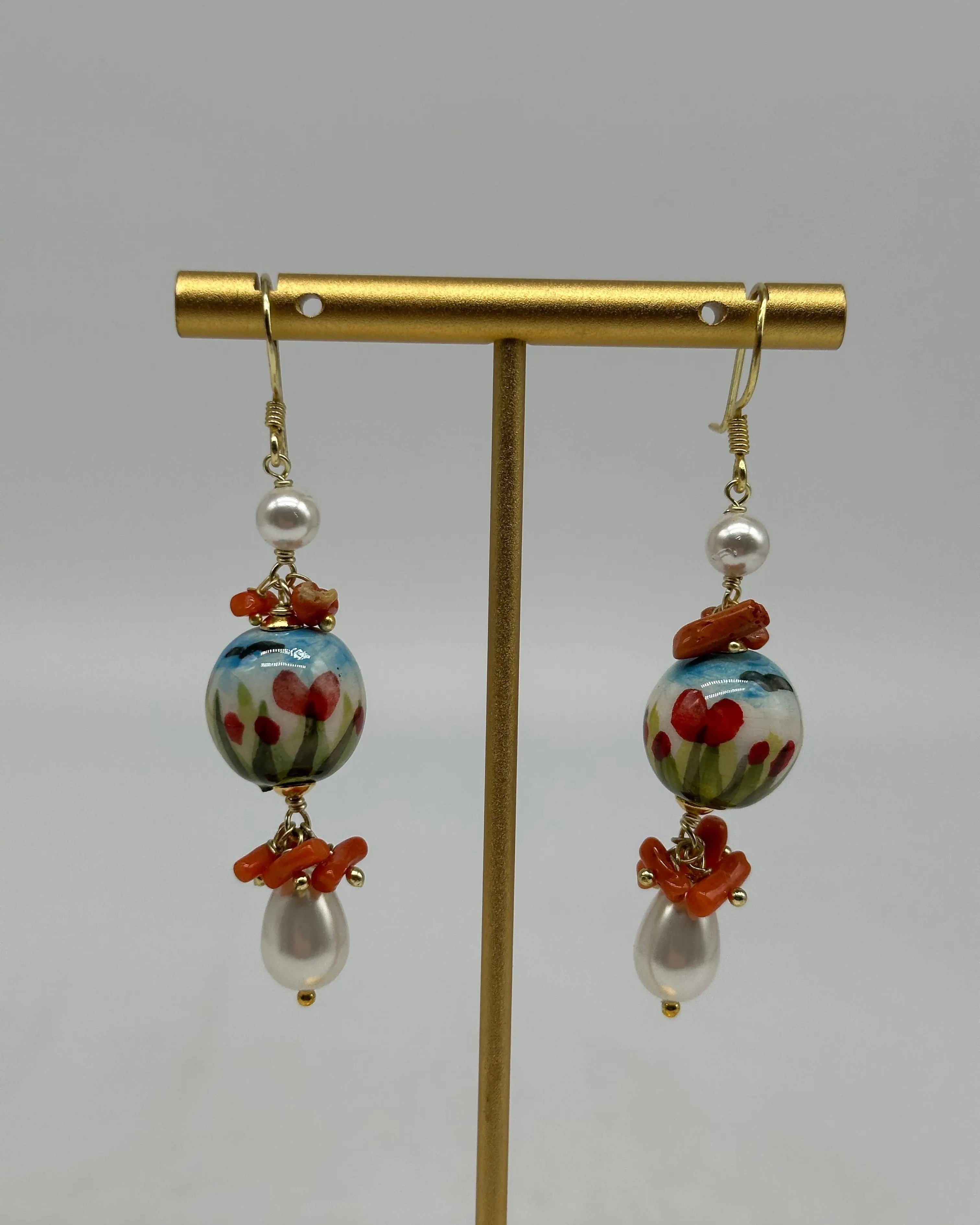 Orecchini Artigianali Sfere di Natale Bianco con decoro fiori in Ceramica di Caltagirone, pietre e corallo DD CERAMICHE SICILIANE