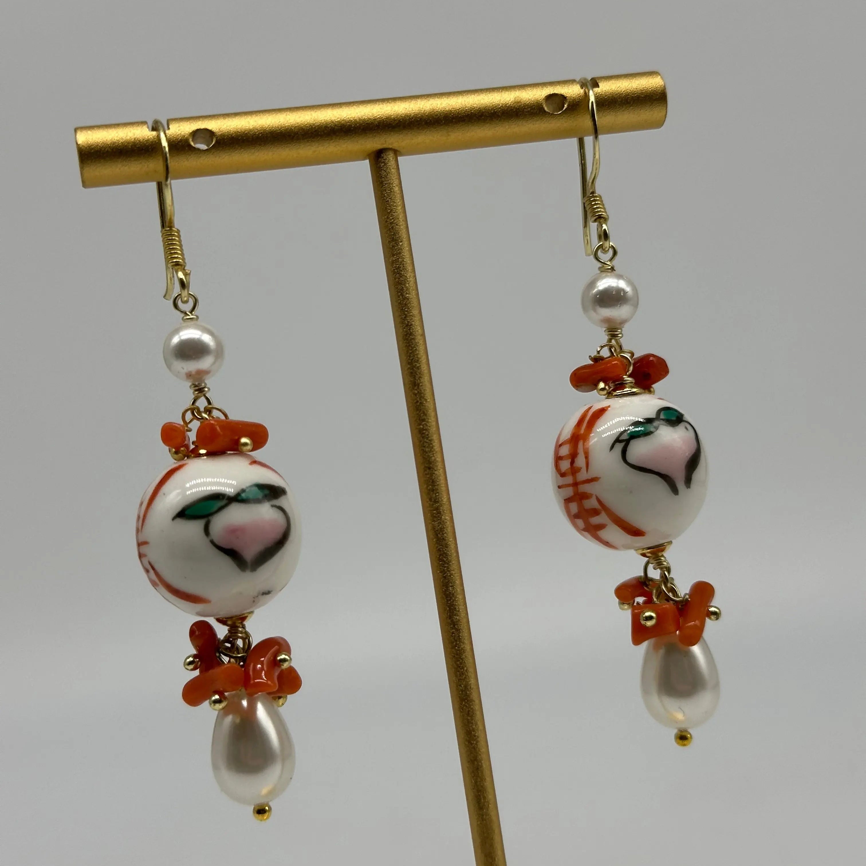 Orecchini Artigianali Sfere di Natale Bianco con decoro frutto in Ceramica di Caltagirone, pietre e corallo DD CERAMICHE SICILIANE