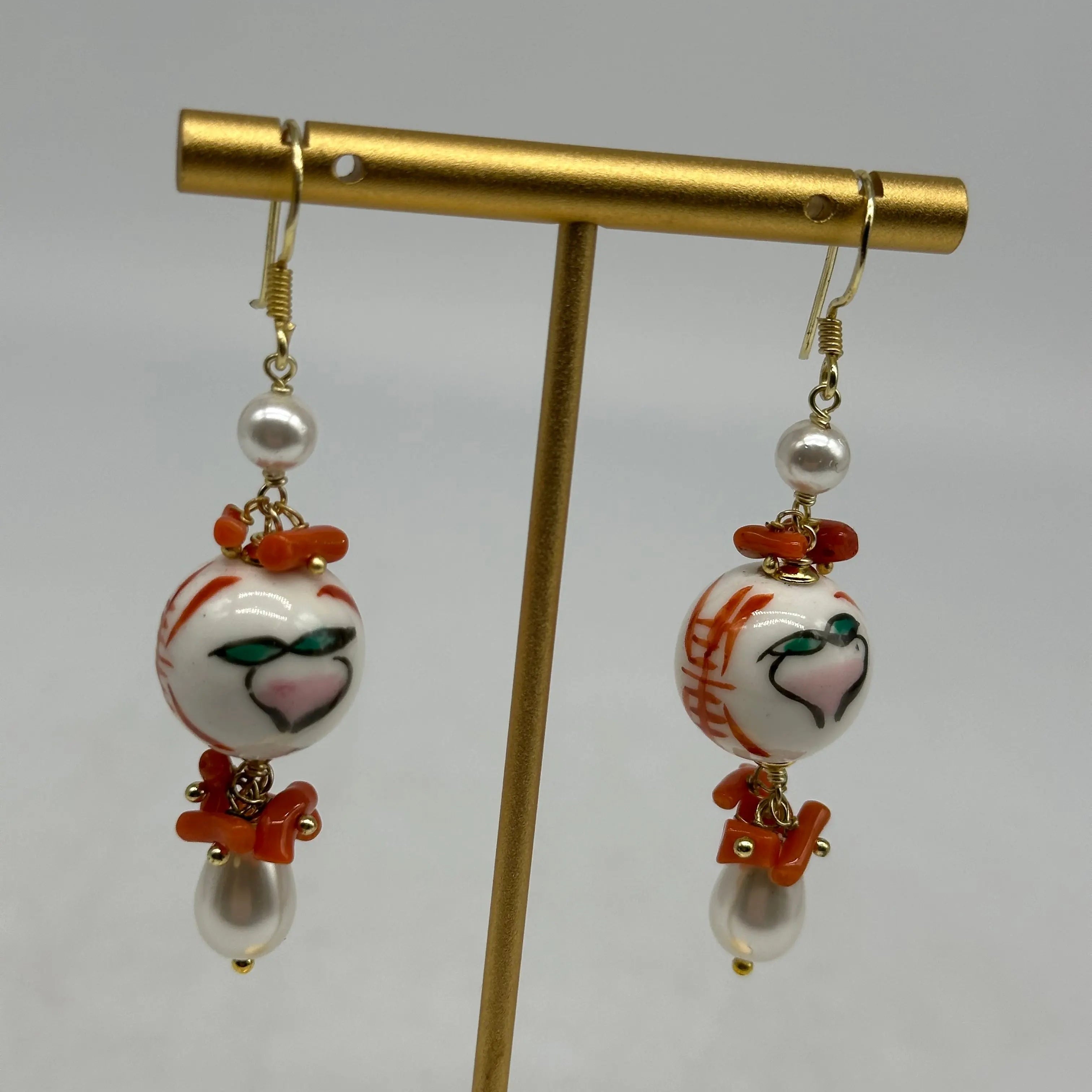 Orecchini Artigianali Sfere di Natale Bianco con decoro frutto in Ceramica di Caltagirone, pietre e corallo DD CERAMICHE SICILIANE