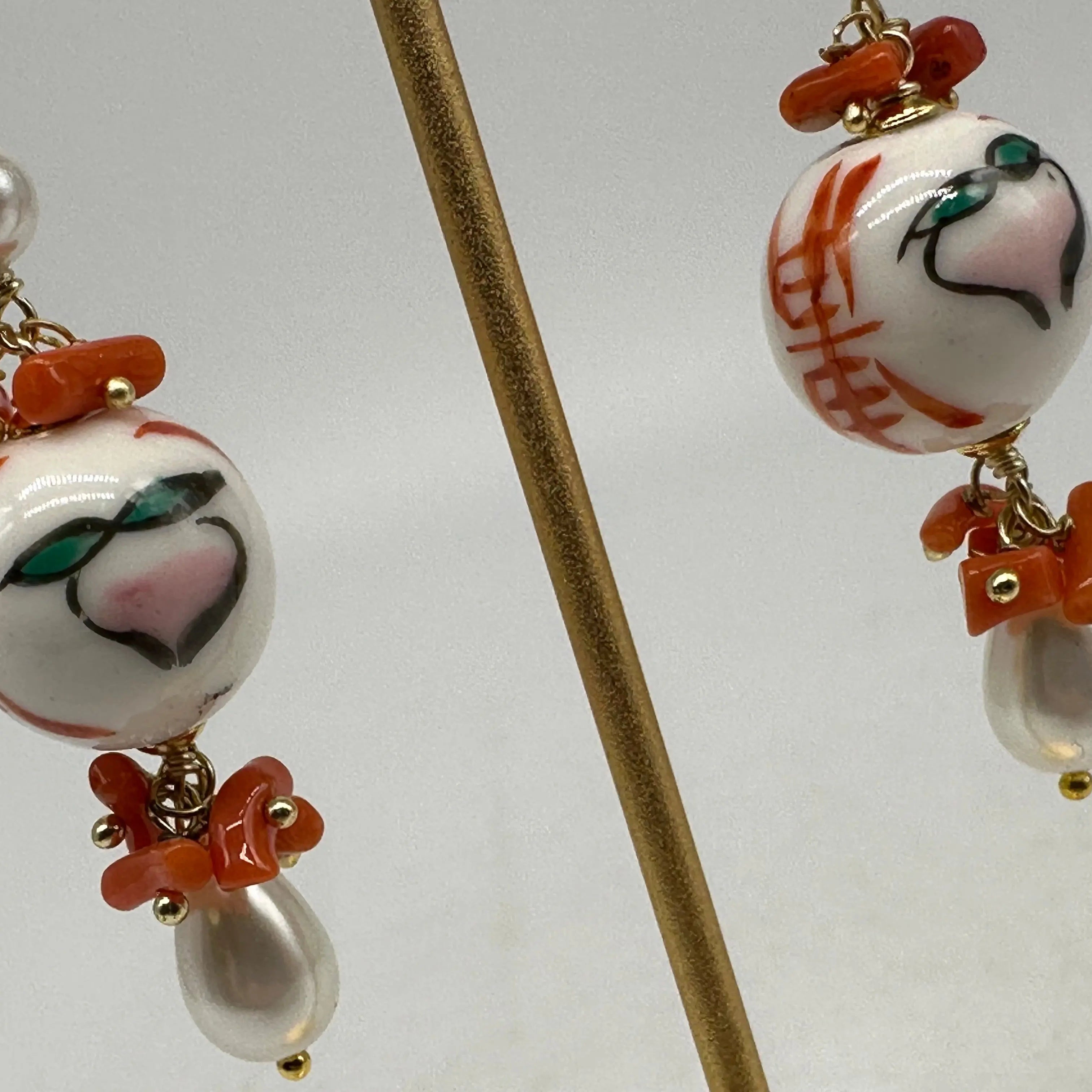 Orecchini Artigianali Sfere di Natale Bianco con decoro frutto in Ceramica di Caltagirone, pietre e corallo DD CERAMICHE SICILIANE