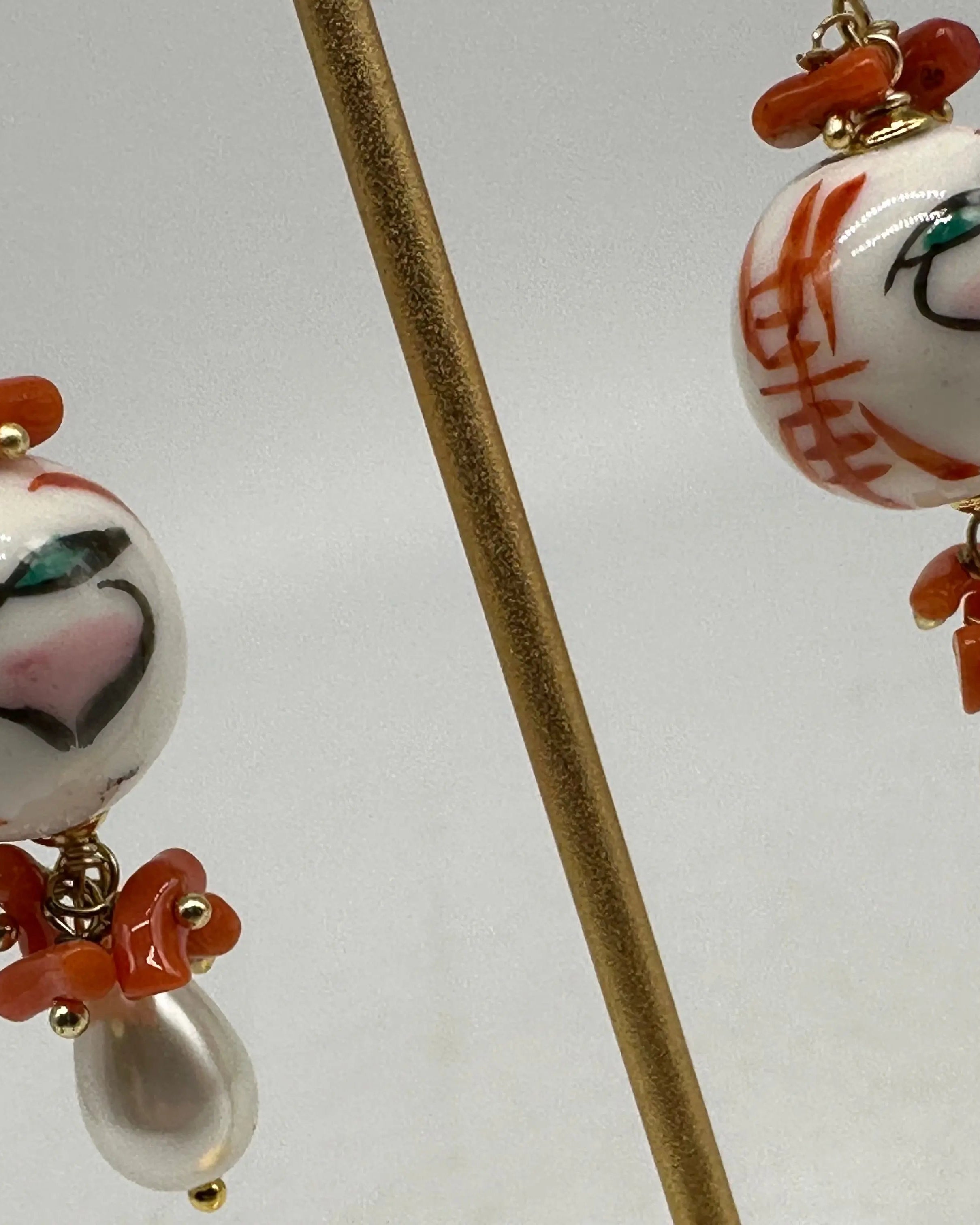 Orecchini Artigianali Sfere di Natale Bianco con decoro frutto in Ceramica di Caltagirone, pietre e corallo DD CERAMICHE SICILIANE