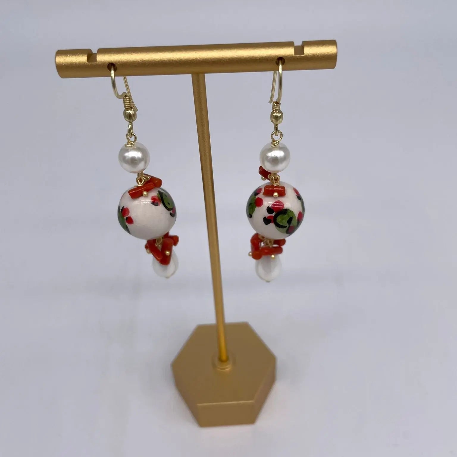 Orecchini Artigianali Sfere di Natale Bianco in Ceramica di Caltagirone, pietre e corallo - DD CERAMICHE SICILIANE