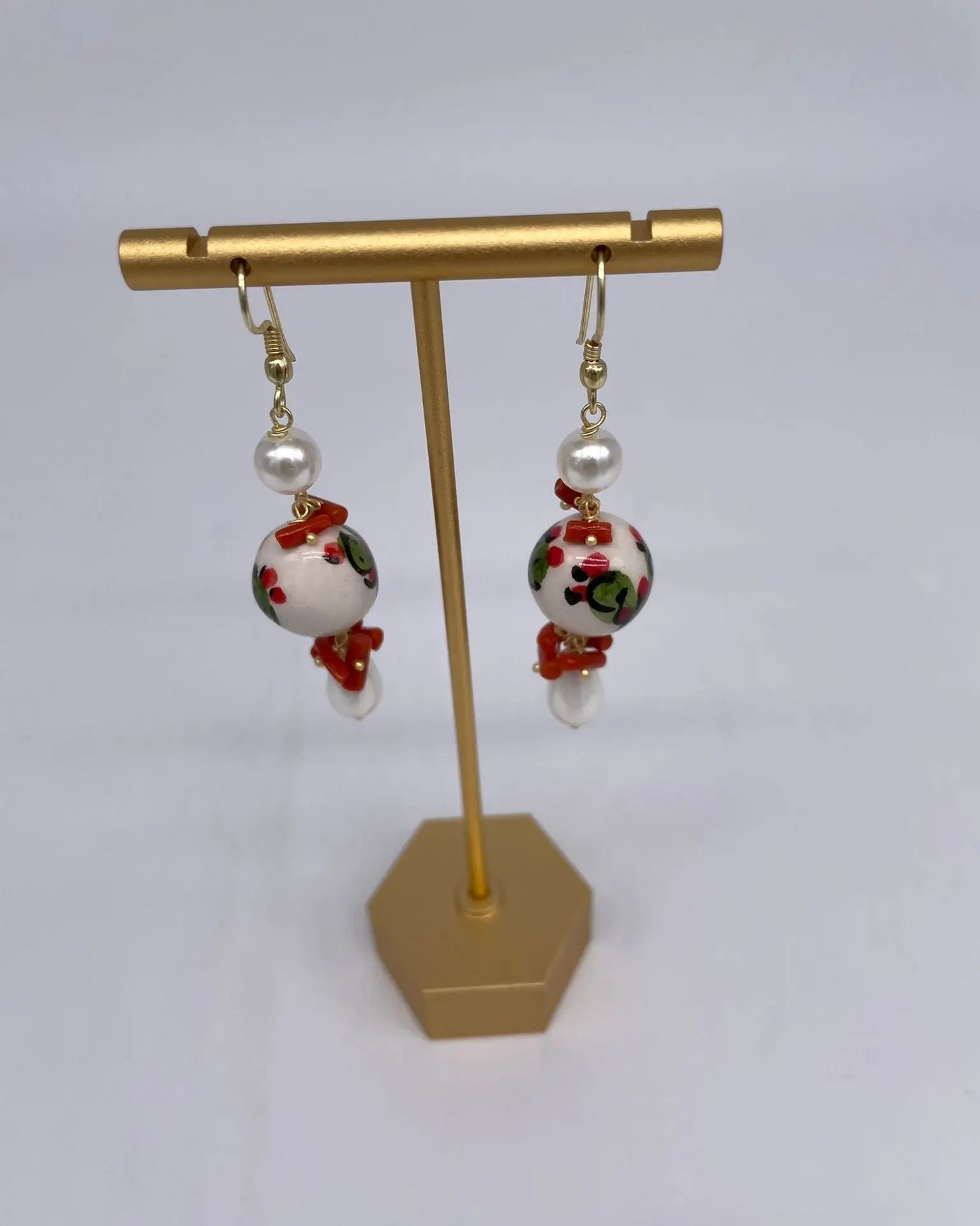 Orecchini Artigianali Sfere di Natale Bianco in Ceramica di Caltagirone, pietre e corallo - DD CERAMICHE SICILIANE