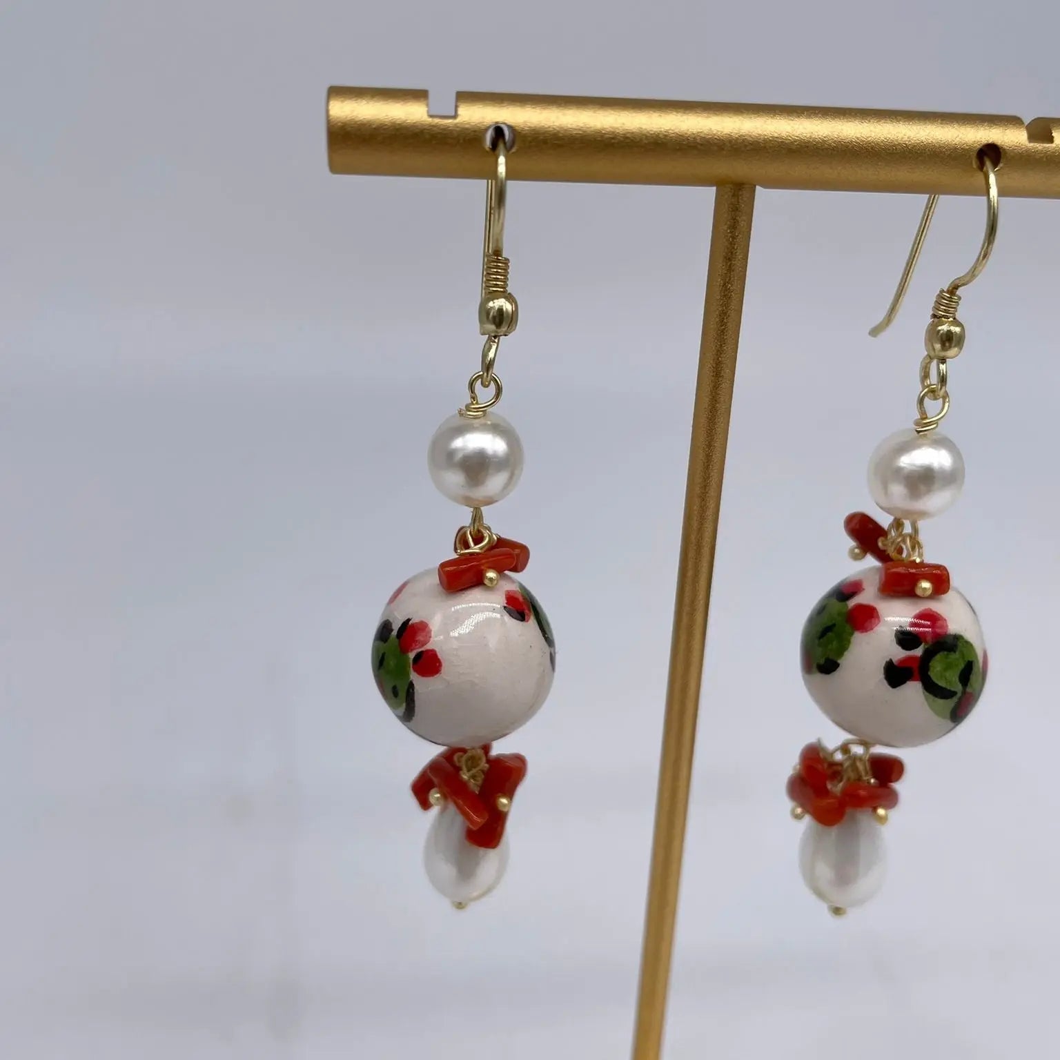 Orecchini Artigianali Sfere di Natale Bianco in Ceramica di Caltagirone, pietre e corallo - DD CERAMICHE SICILIANE