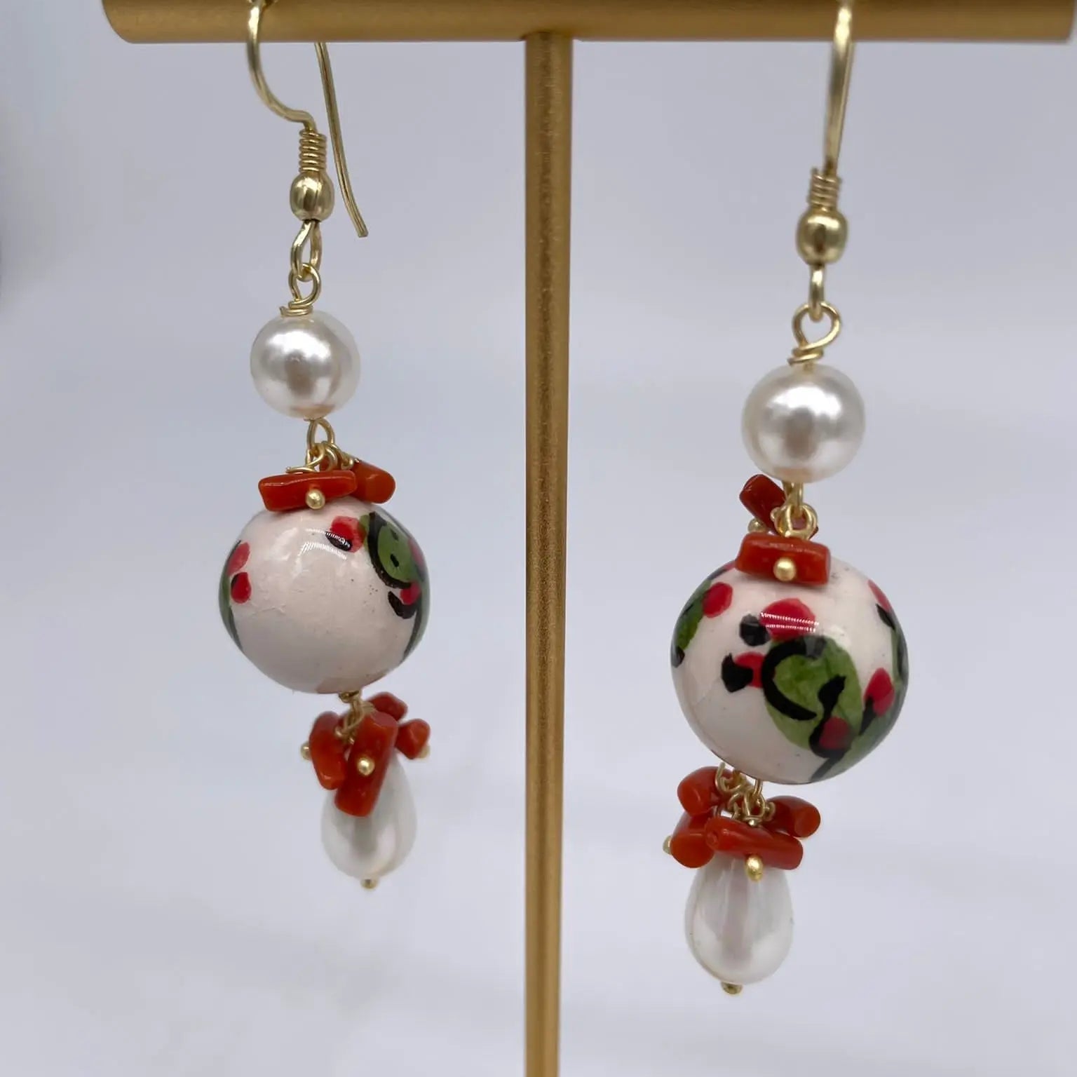 Orecchini Artigianali Sfere di Natale Bianco in Ceramica di Caltagirone, pietre e corallo - DD CERAMICHE SICILIANE