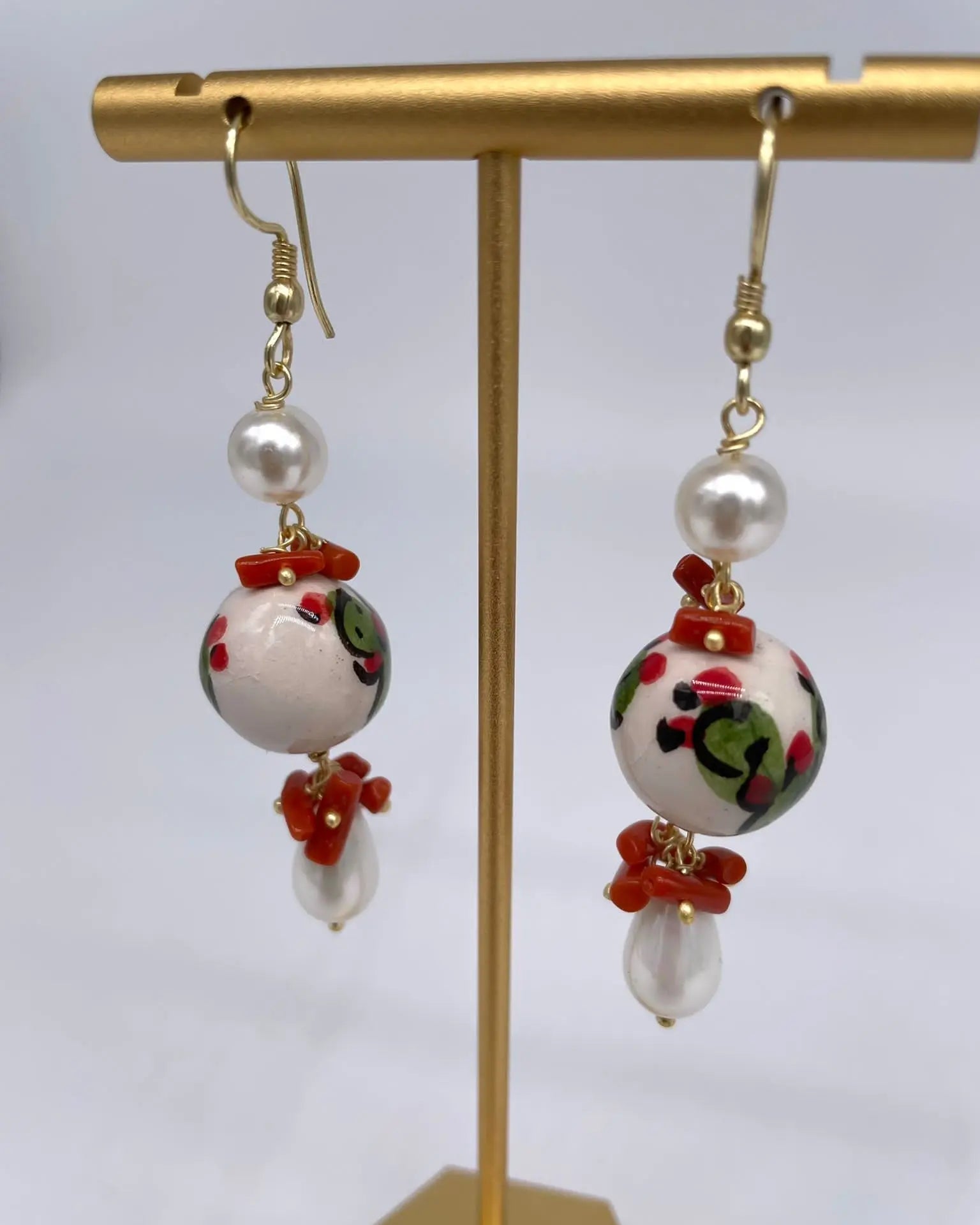 Orecchini Artigianali Sfere di Natale Bianco in Ceramica di Caltagirone, pietre e corallo - DD CERAMICHE SICILIANE