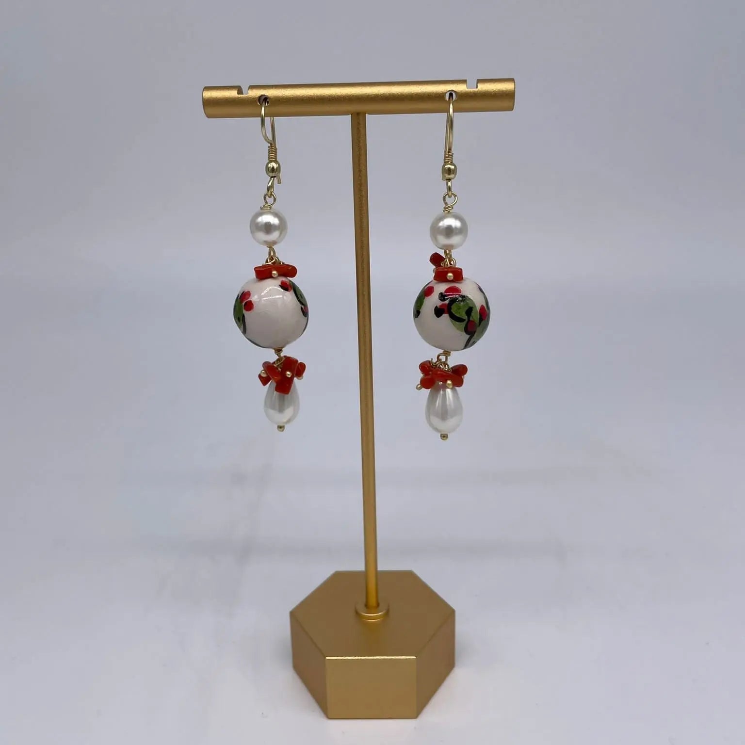 Orecchini Artigianali Sfere di Natale Bianco in Ceramica di Caltagirone, pietre e corallo - DD CERAMICHE SICILIANE