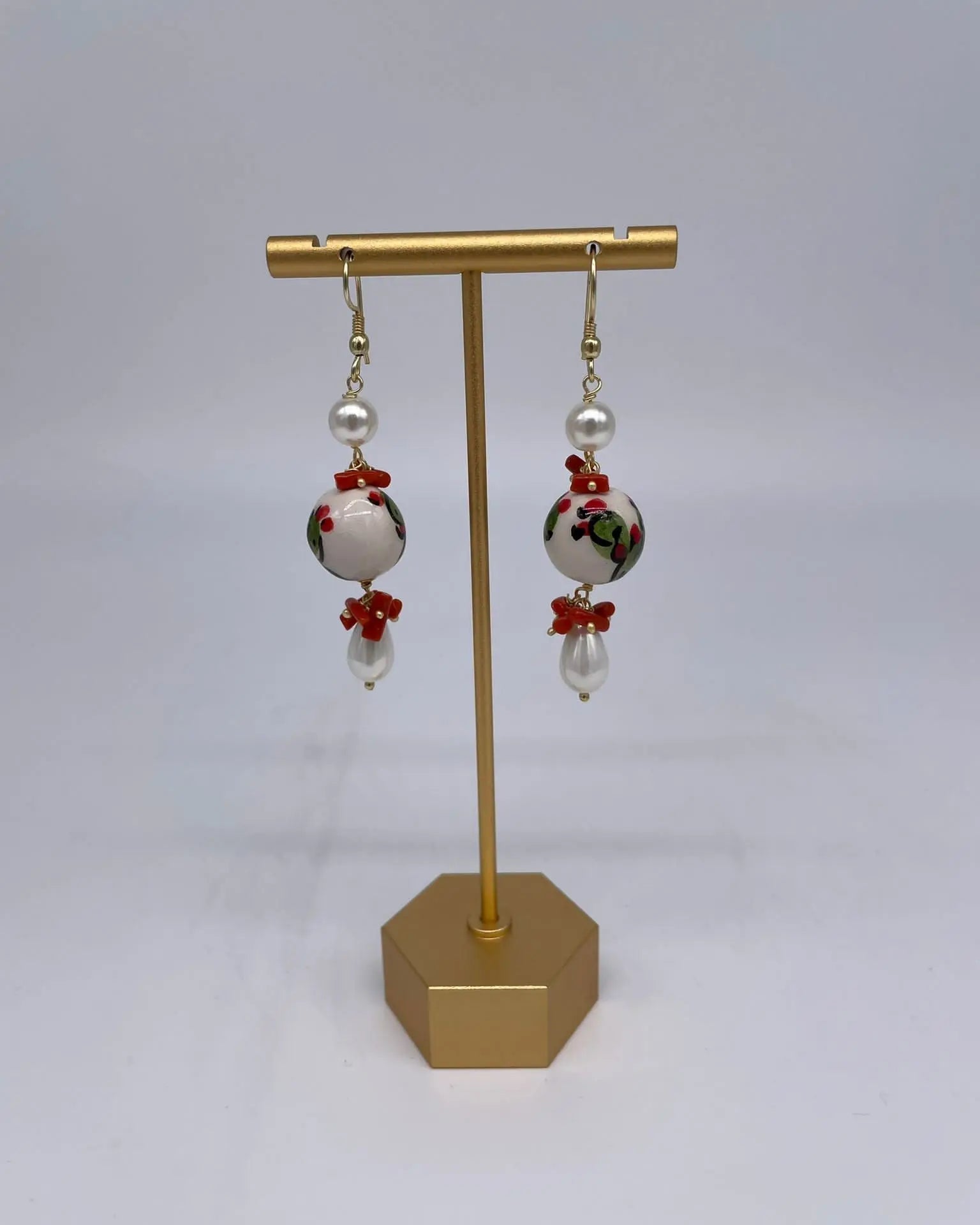 Orecchini Artigianali Sfere di Natale Bianco in Ceramica di Caltagirone, pietre e corallo - DD CERAMICHE SICILIANE