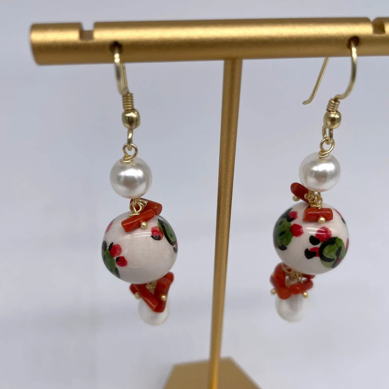 Orecchini Artigianali Sfere di Natale Bianco in Ceramica di Caltagirone, pietre e corallo - DD CERAMICHE SICILIANE