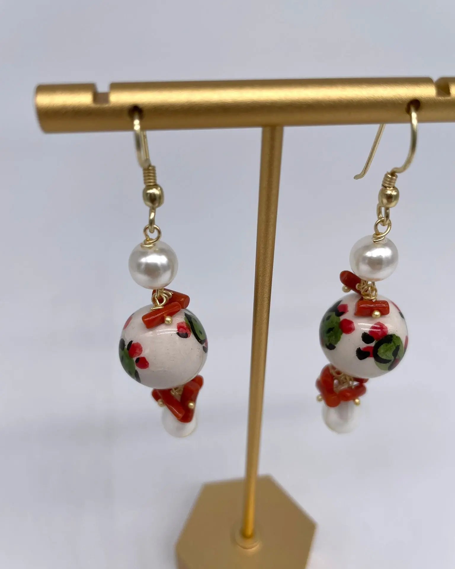 Orecchini Artigianali Sfere di Natale Bianco in Ceramica di Caltagirone, pietre e corallo - DD CERAMICHE SICILIANE