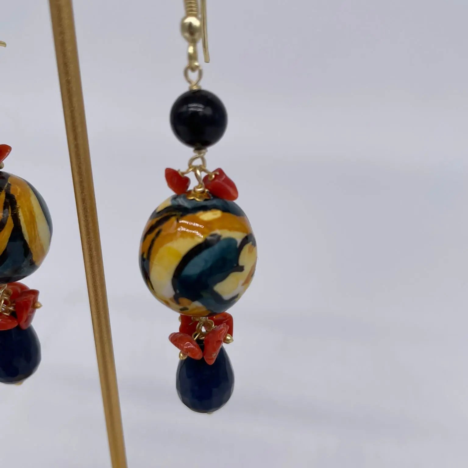 Orecchini Artigianali Sfere di Natale Blu in Ceramica di Caltagirone, pietre e corallo - DD CERAMICHE SICILIANE