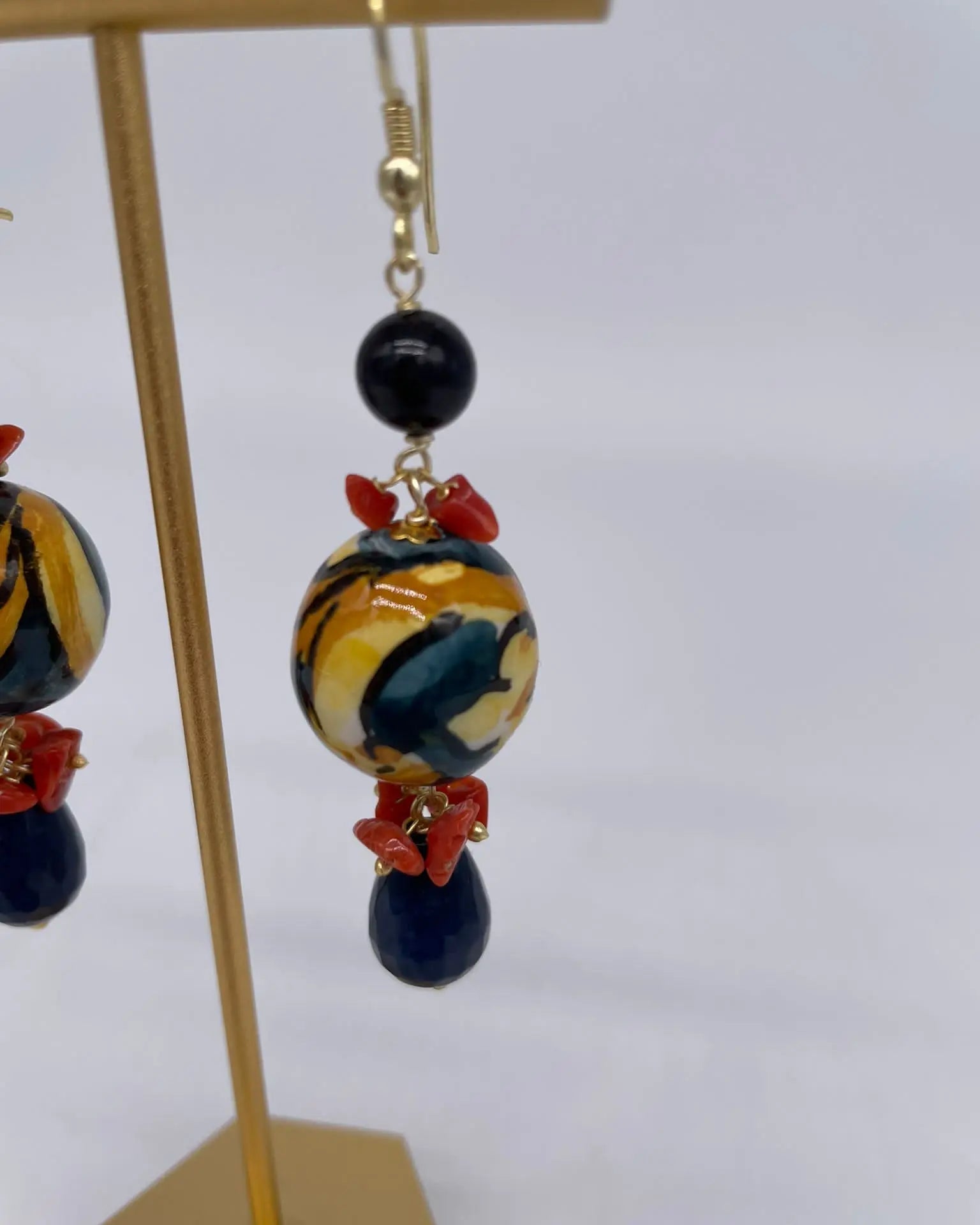 Orecchini Artigianali Sfere di Natale Blu in Ceramica di Caltagirone, pietre e corallo - DD CERAMICHE SICILIANE