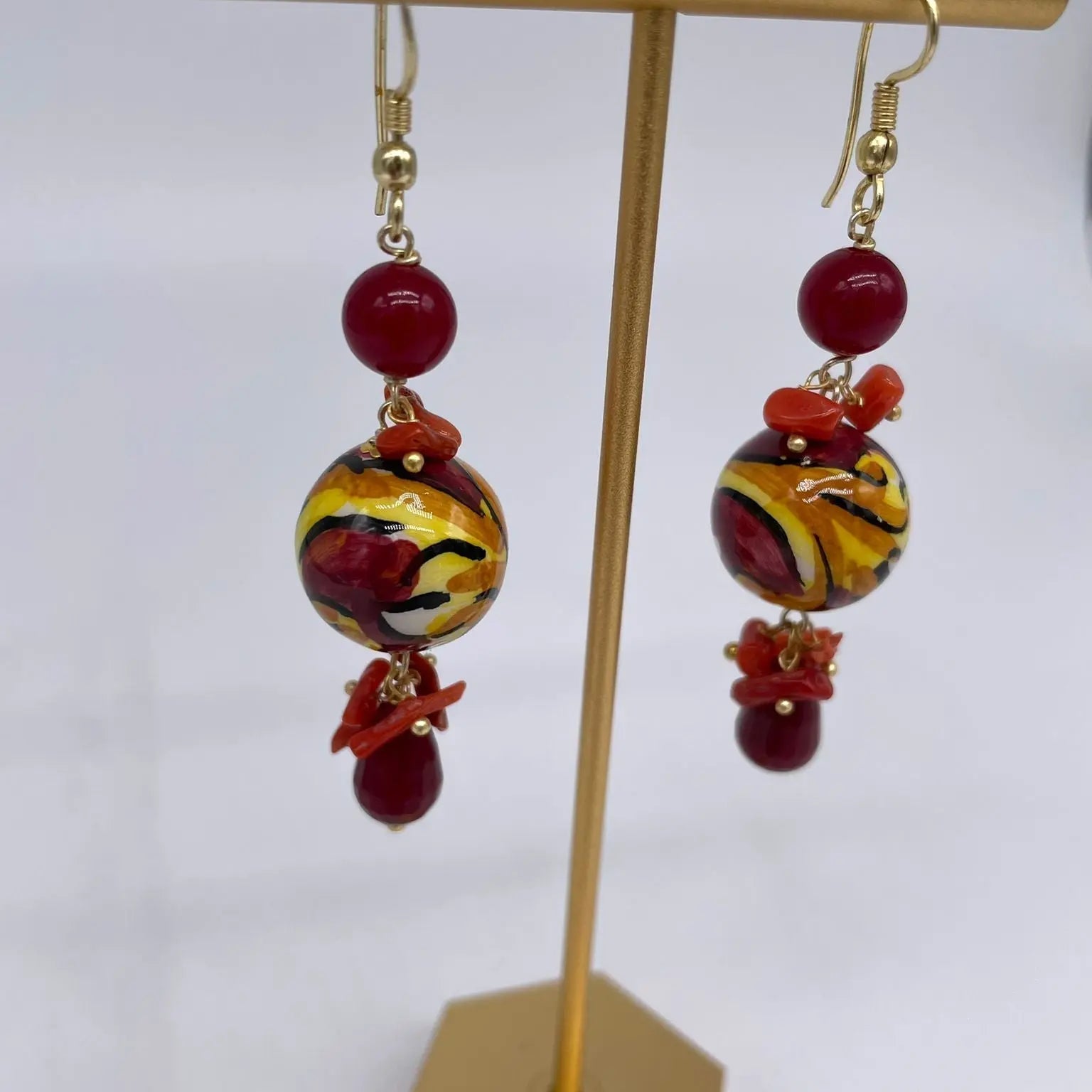 Orecchini Artigianali Sfere di Natale Bordeaux in Ceramica di Caltagirone, pietre e corallo - DD CERAMICHE SICILIANE