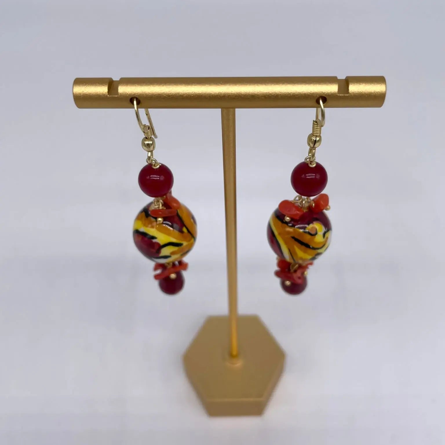 Orecchini Artigianali Sfere di Natale Bordeaux in Ceramica di Caltagirone, pietre e corallo - DD CERAMICHE SICILIANE