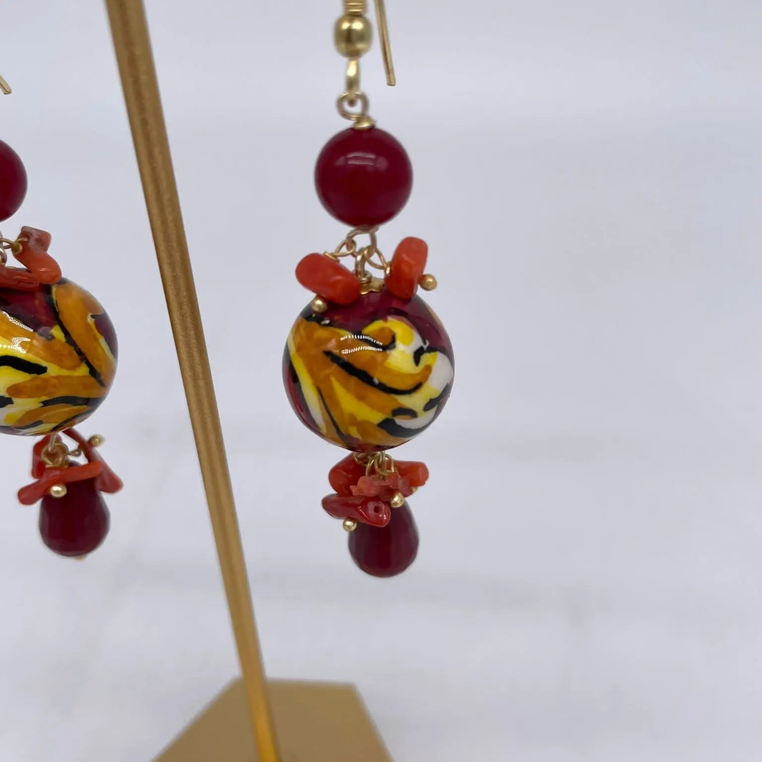 Orecchini Artigianali Sfere di Natale Bordeaux in Ceramica di Caltagirone, pietre e corallo - DD CERAMICHE SICILIANE
