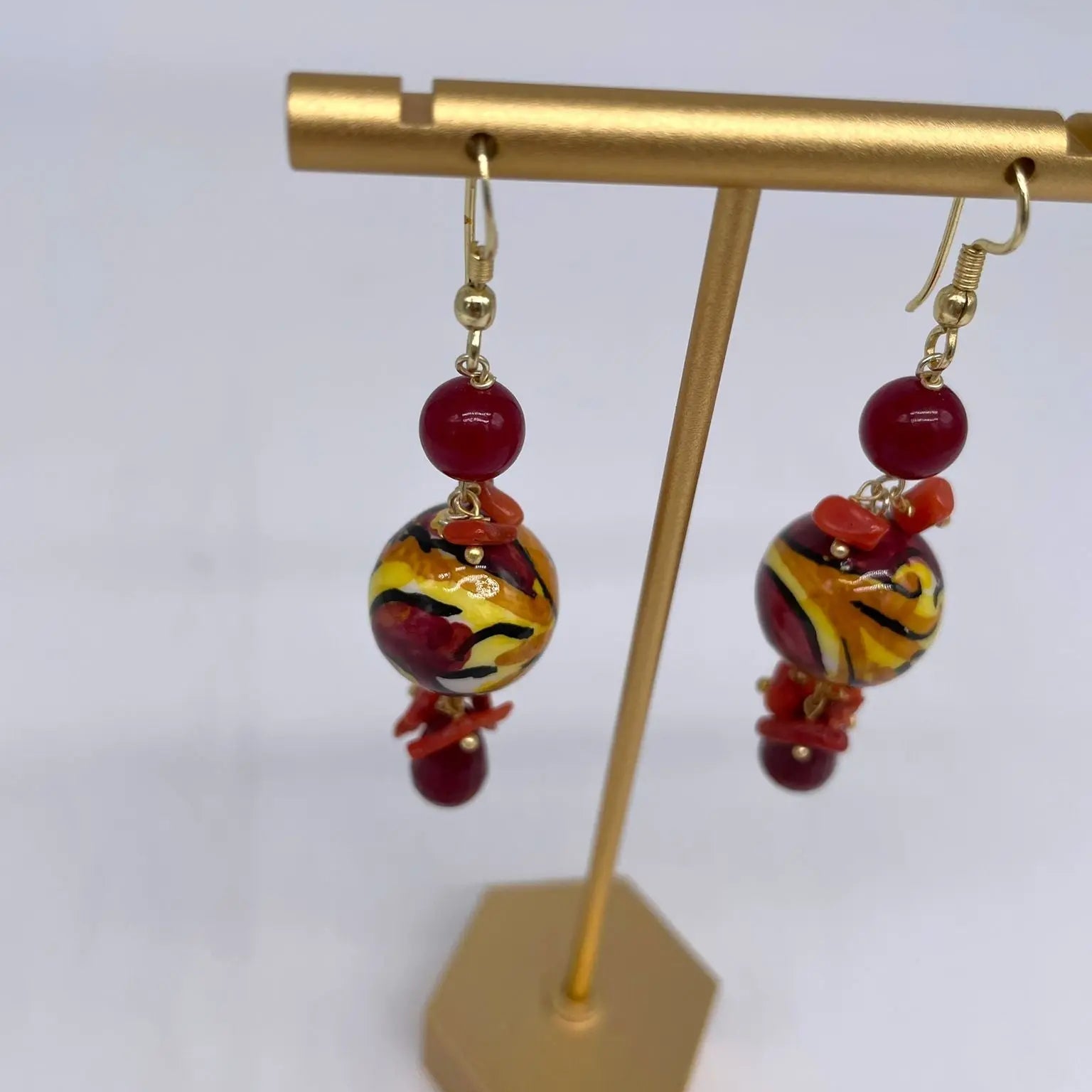Orecchini Artigianali Sfere di Natale Bordeaux in Ceramica di Caltagirone, pietre e corallo - DD CERAMICHE SICILIANE