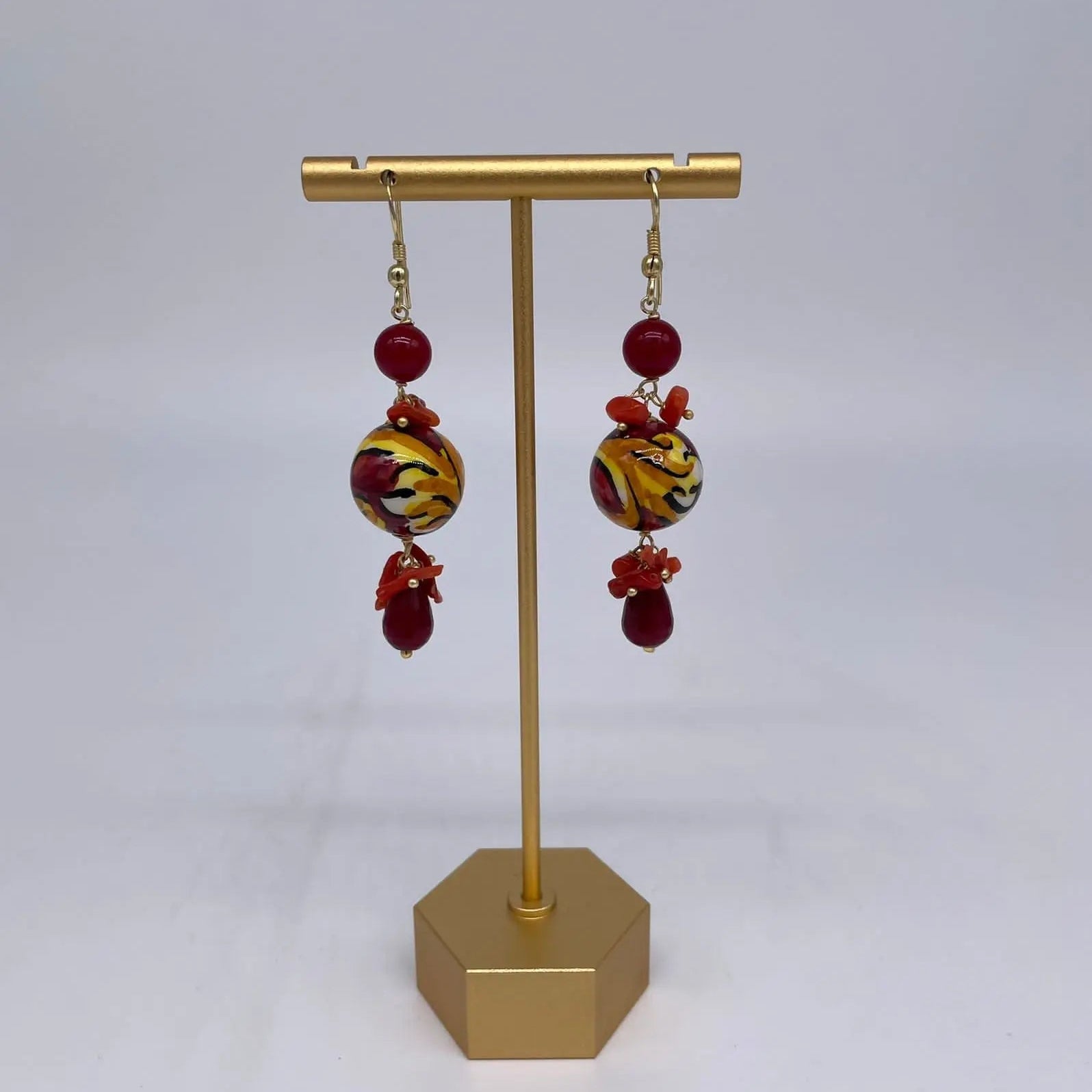 Orecchini Artigianali Sfere di Natale Bordeaux in Ceramica di Caltagirone, pietre e corallo - DD CERAMICHE SICILIANE