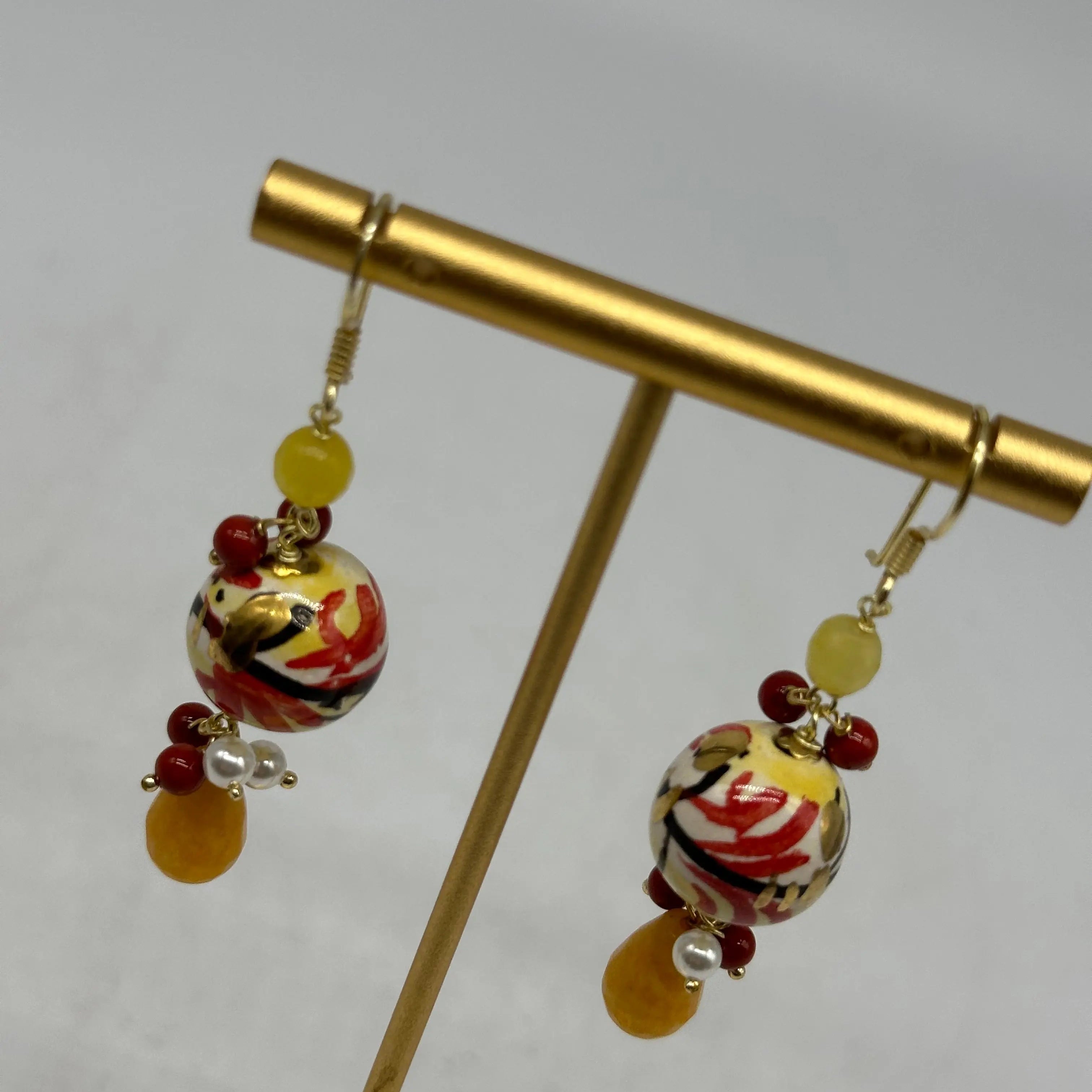 Orecchini Artigianali Sfere di Natale Decoro con Oro in Ceramica di Caltagirone, pietre e corallo DD CERAMICHE SICILIANE