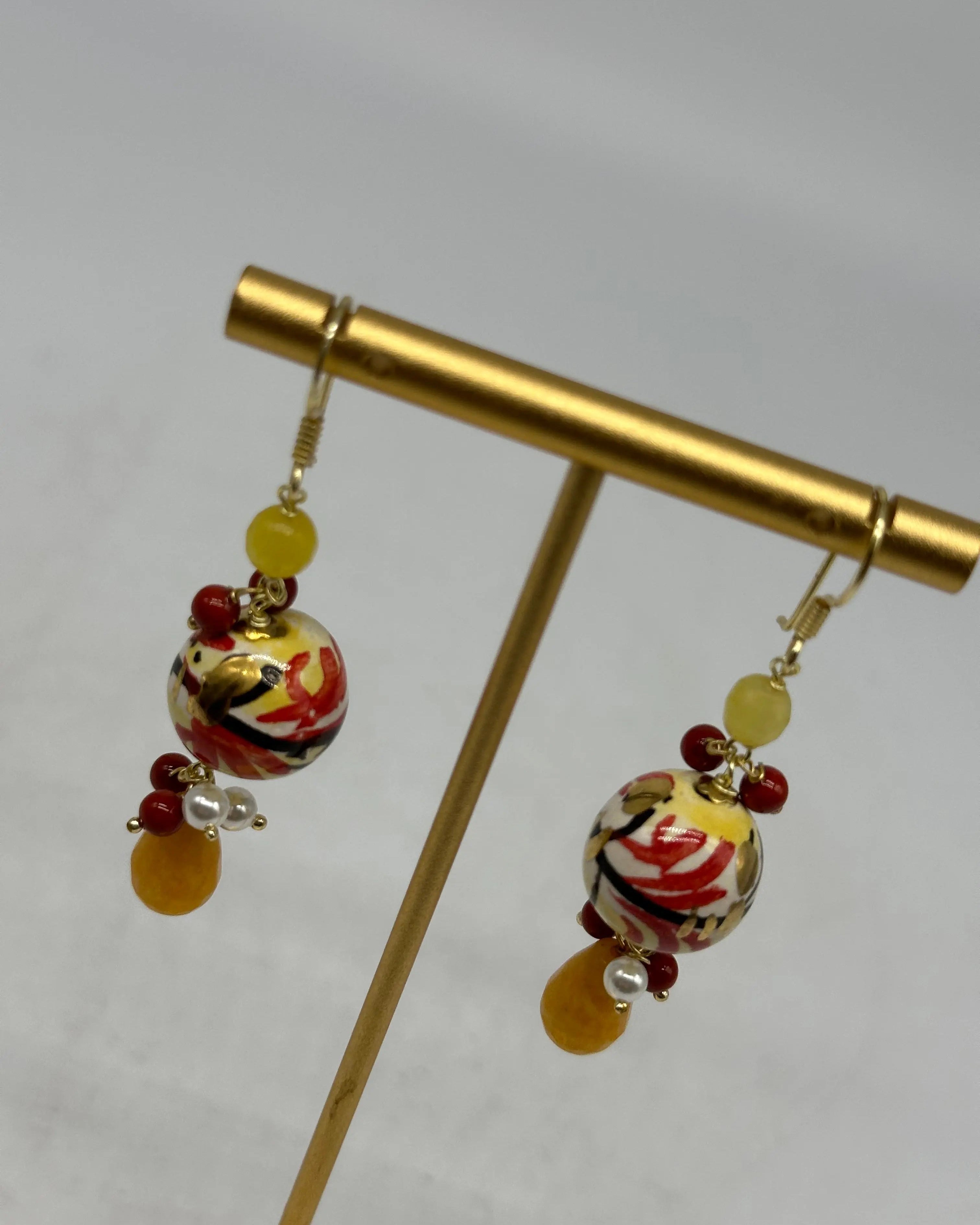 Orecchini Artigianali Sfere di Natale Decoro con Oro in Ceramica di Caltagirone, pietre e corallo DD CERAMICHE SICILIANE