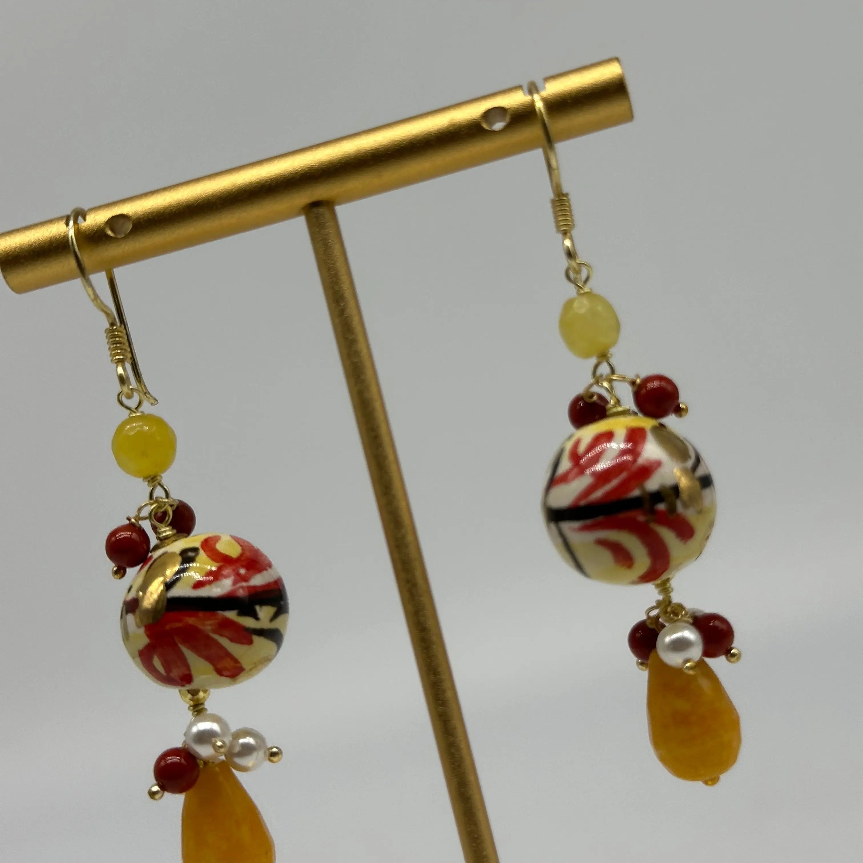 Orecchini Artigianali Sfere di Natale Decoro con Oro in Ceramica di Caltagirone, pietre e corallo DD CERAMICHE SICILIANE