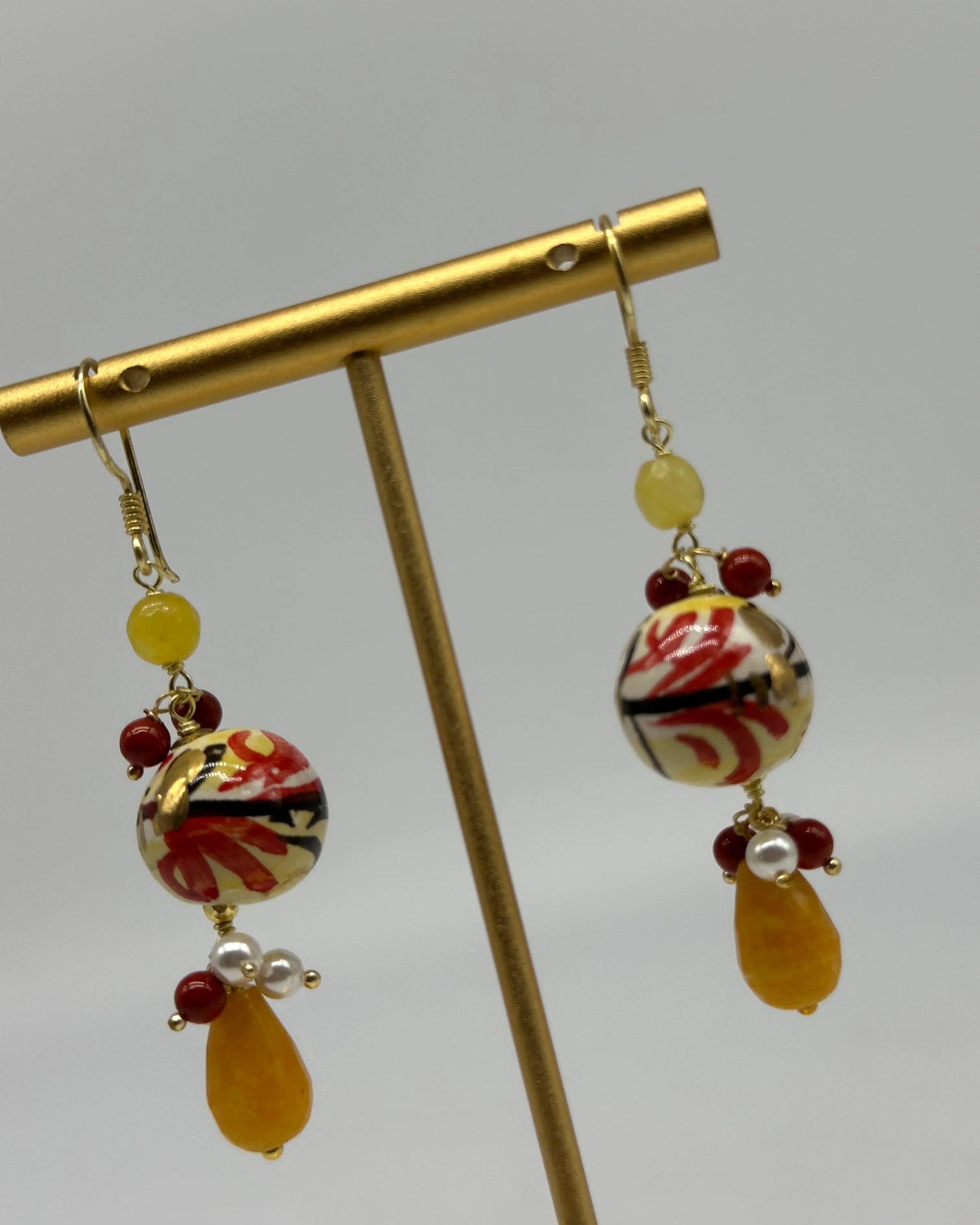 Orecchini Artigianali Sfere di Natale Decoro con Oro in Ceramica di Caltagirone, pietre e corallo DD CERAMICHE SICILIANE