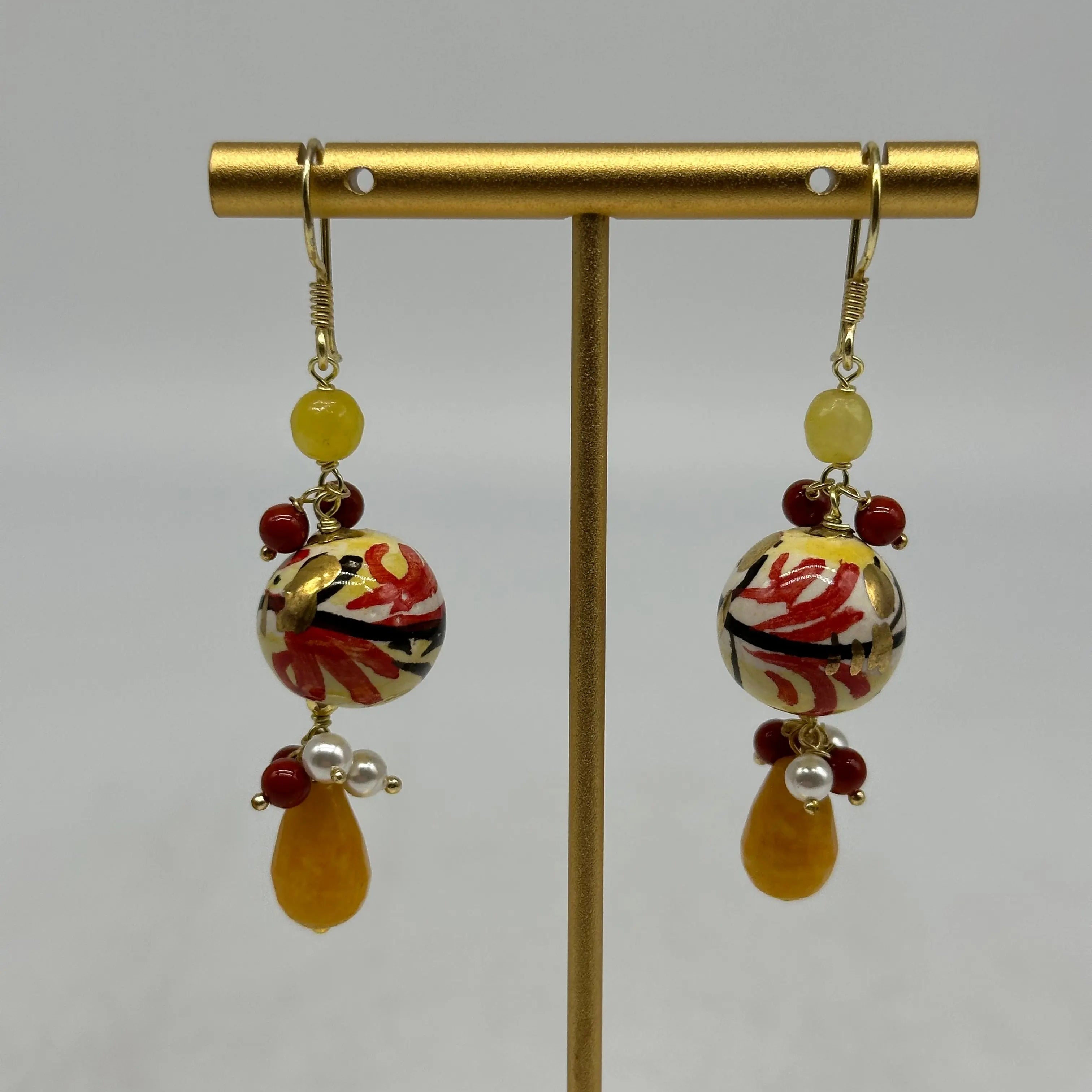 Orecchini Artigianali Sfere di Natale Decoro con Oro in Ceramica di Caltagirone, pietre e corallo DD CERAMICHE SICILIANE