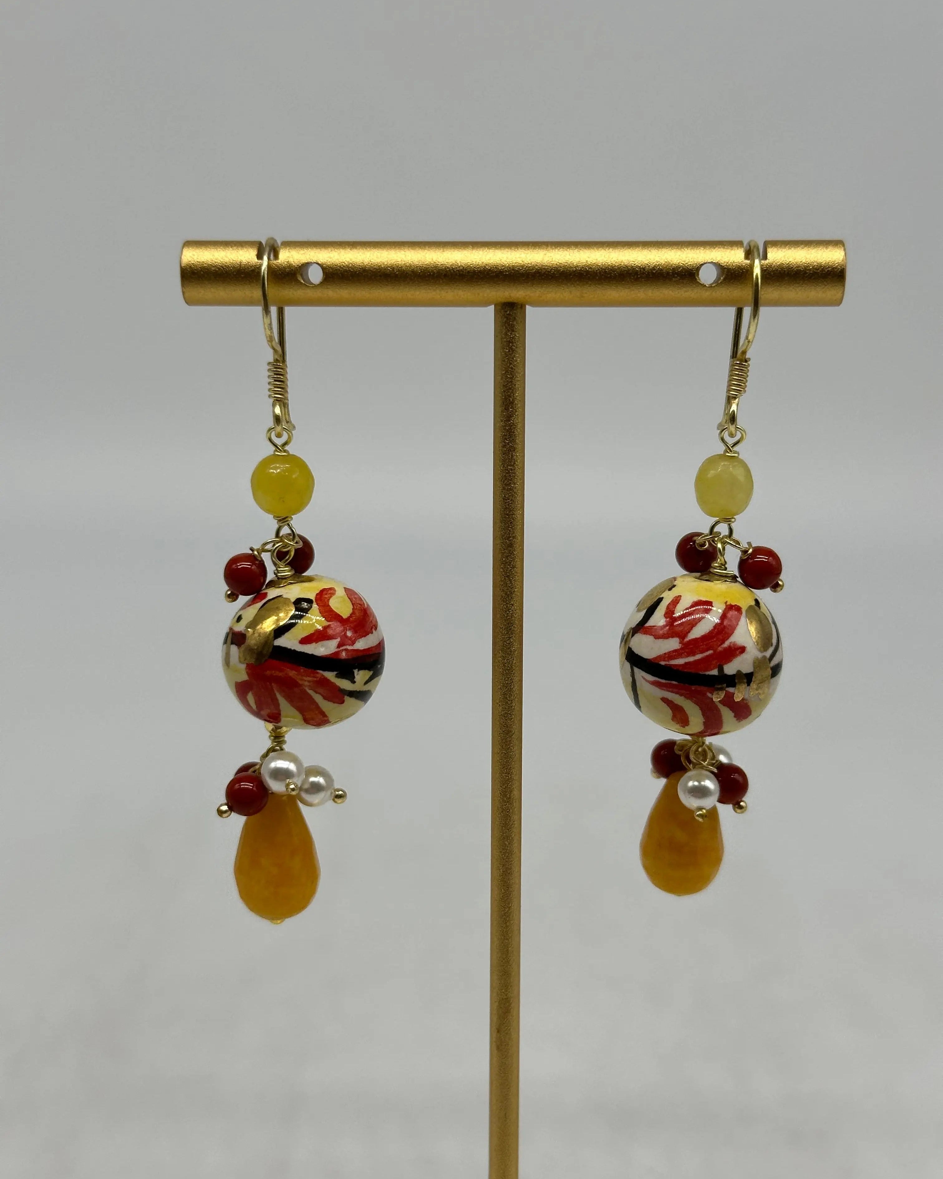 Orecchini Artigianali Sfere di Natale Decoro con Oro in Ceramica di Caltagirone, pietre e corallo DD CERAMICHE SICILIANE