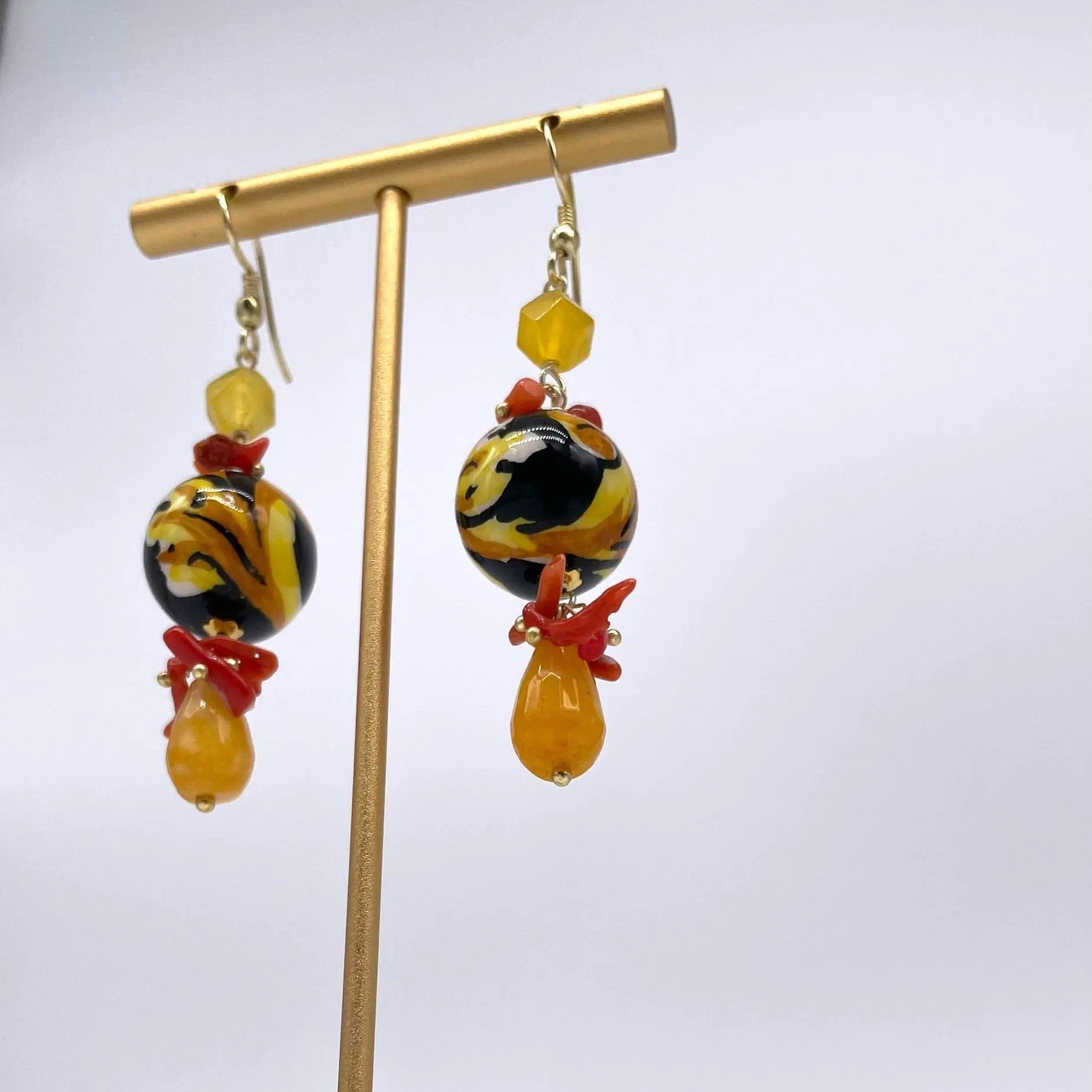 Orecchini Artigianali Sfere di Natale Nero in Ceramica di Caltagirone, pietre e corallo - DD CERAMICHE SICILIANE