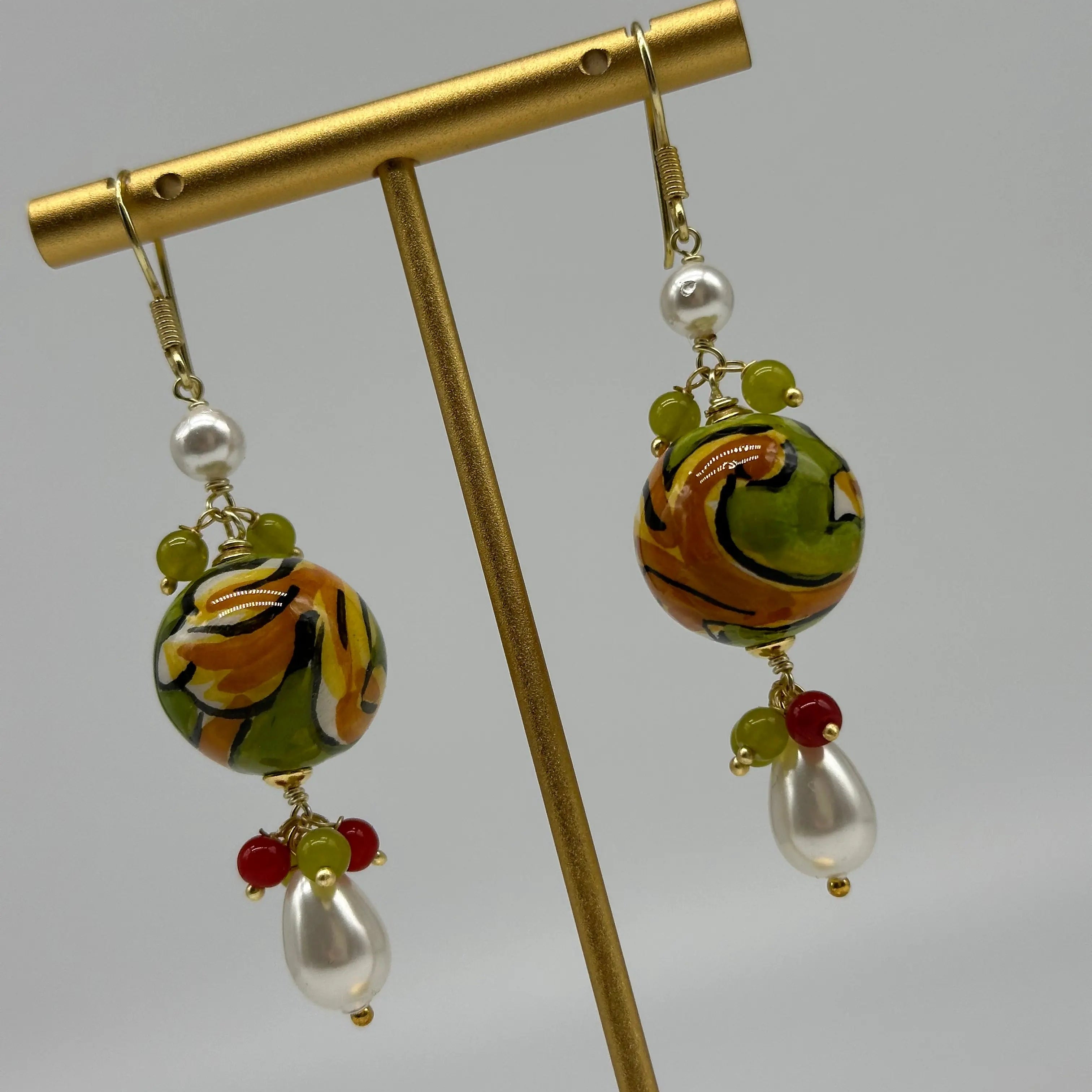 Orecchini Artigianali Sfere di Natale Verde Chiaro in Ceramica di Caltagirone, pietre e corallo DD CERAMICHE SICILIANE