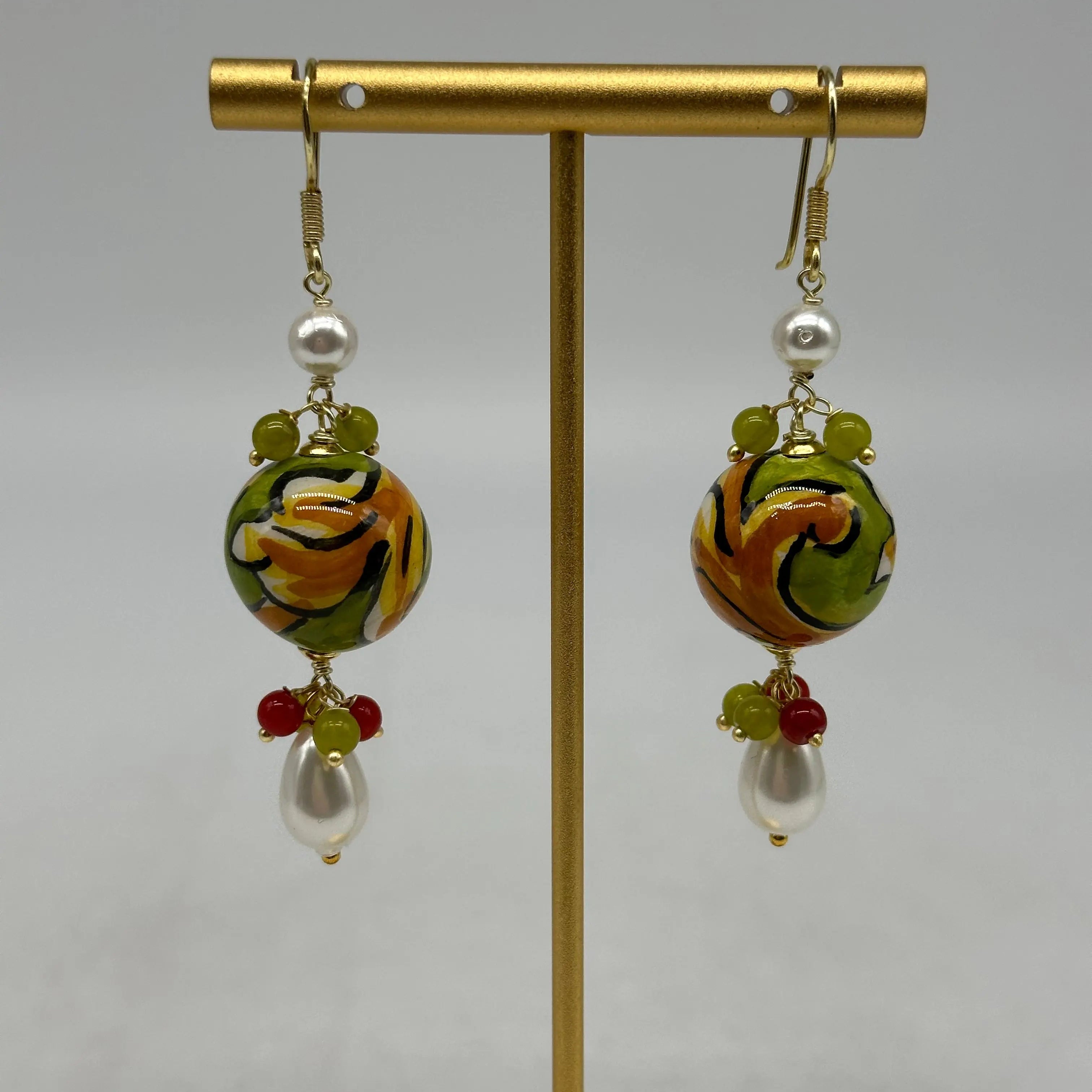 Orecchini Artigianali Sfere di Natale Verde Chiaro in Ceramica di Caltagirone, pietre e corallo DD CERAMICHE SICILIANE