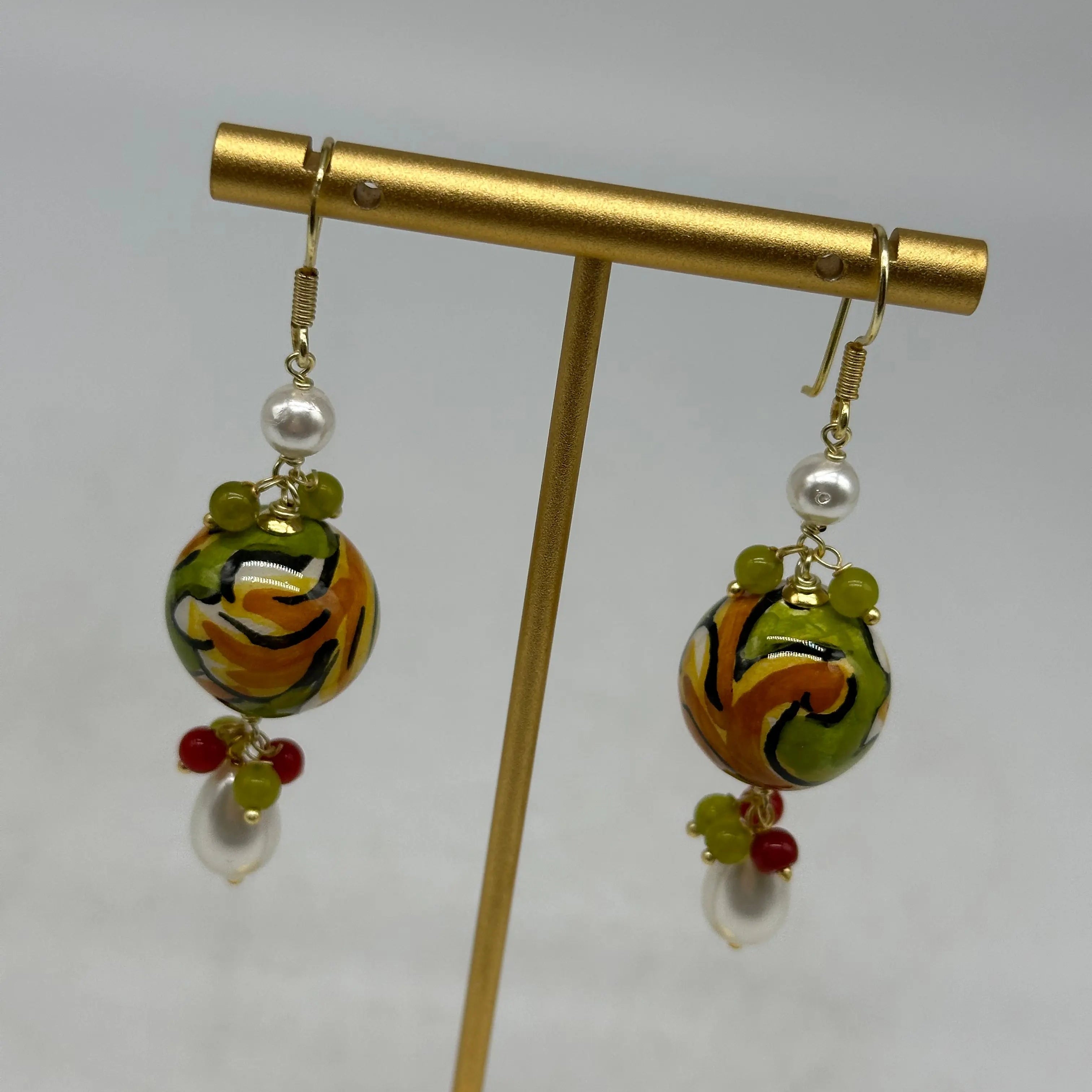 Orecchini Artigianali Sfere di Natale Verde Chiaro in Ceramica di Caltagirone, pietre e corallo DD CERAMICHE SICILIANE