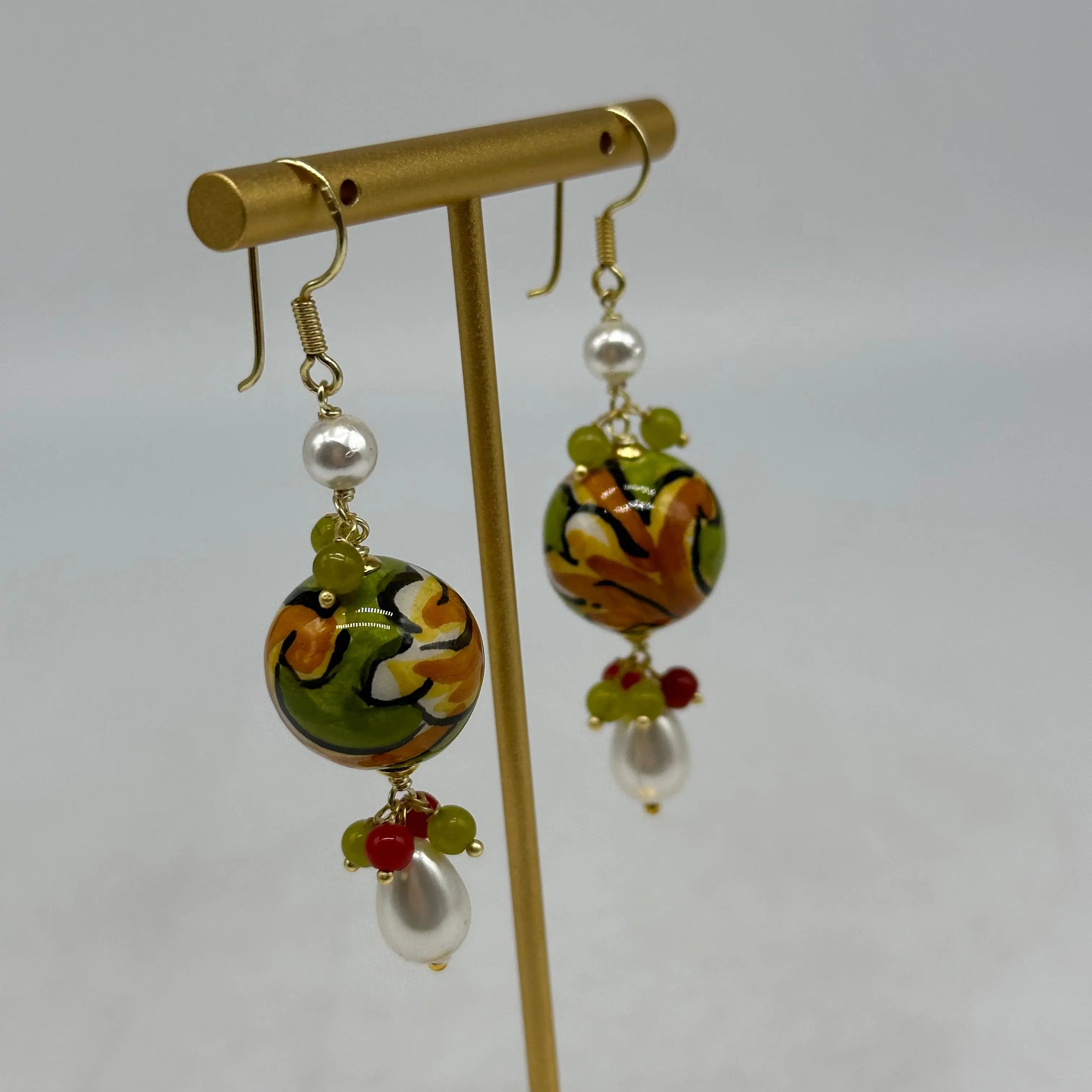 Orecchini Artigianali Sfere di Natale Verde Chiaro in Ceramica di Caltagirone, pietre e corallo DD CERAMICHE SICILIANE