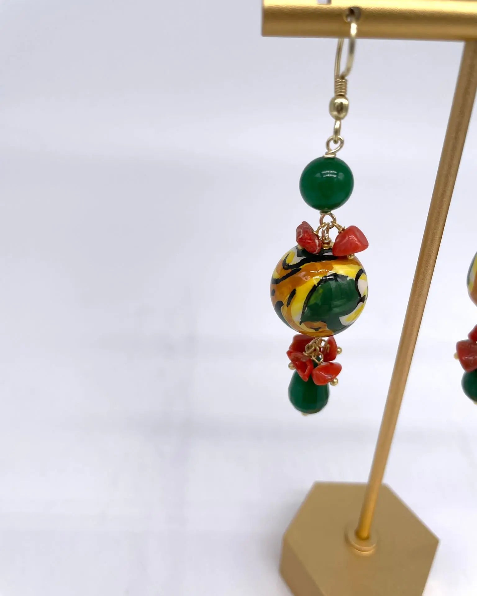 Orecchini Artigianali Sfere di Natale Verde in Ceramica di Caltagirone, pietre e corallo - DD CERAMICHE SICILIANE