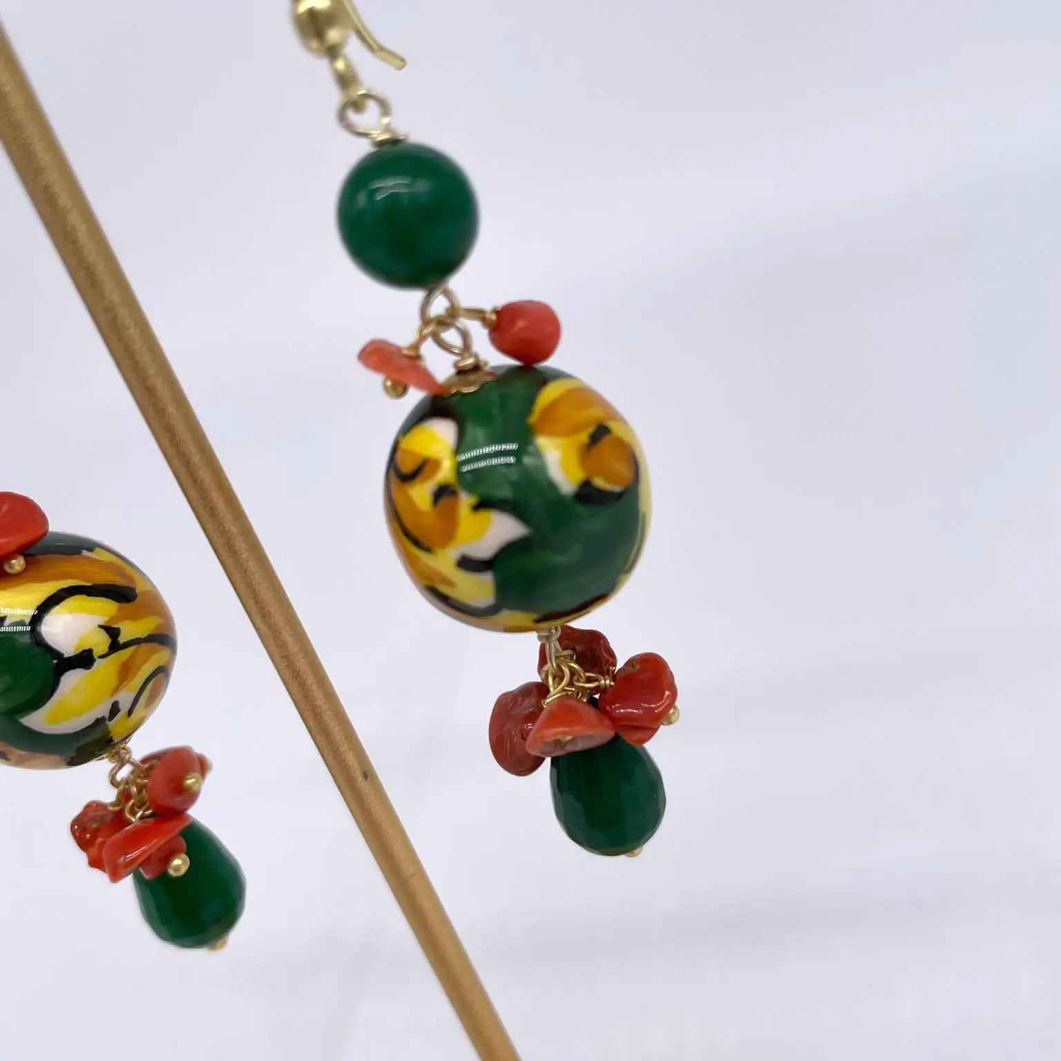 Orecchini Artigianali Sfere di Natale Verde in Ceramica di Caltagirone, pietre e corallo - DD CERAMICHE SICILIANE