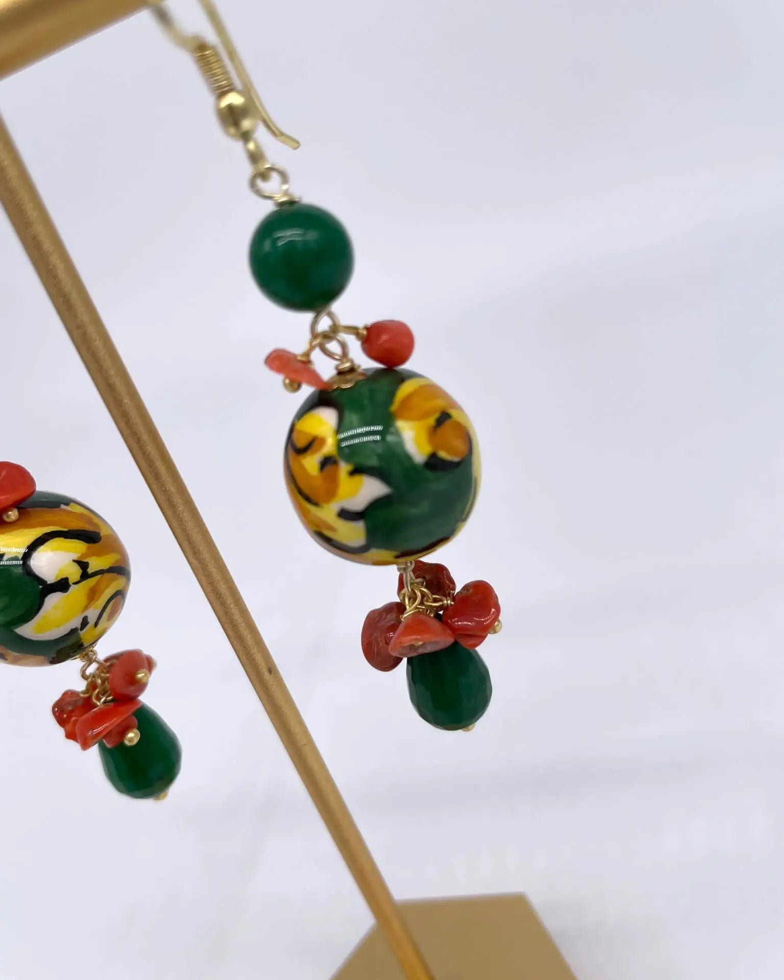 Orecchini Artigianali Sfere di Natale Verde in Ceramica di Caltagirone, pietre e corallo - DD CERAMICHE SICILIANE