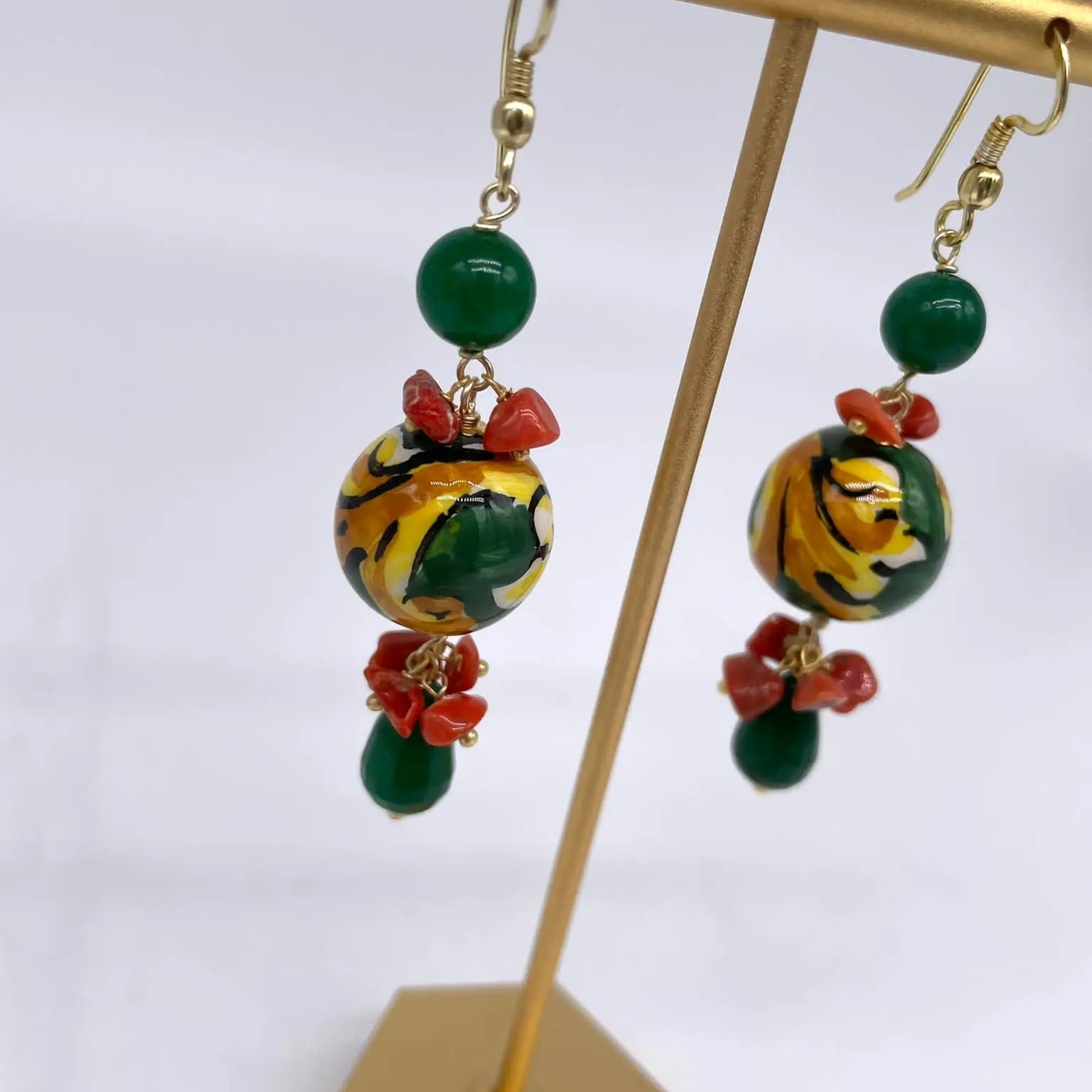 Orecchini Artigianali Sfere di Natale Verde in Ceramica di Caltagirone, pietre e corallo - DD CERAMICHE SICILIANE