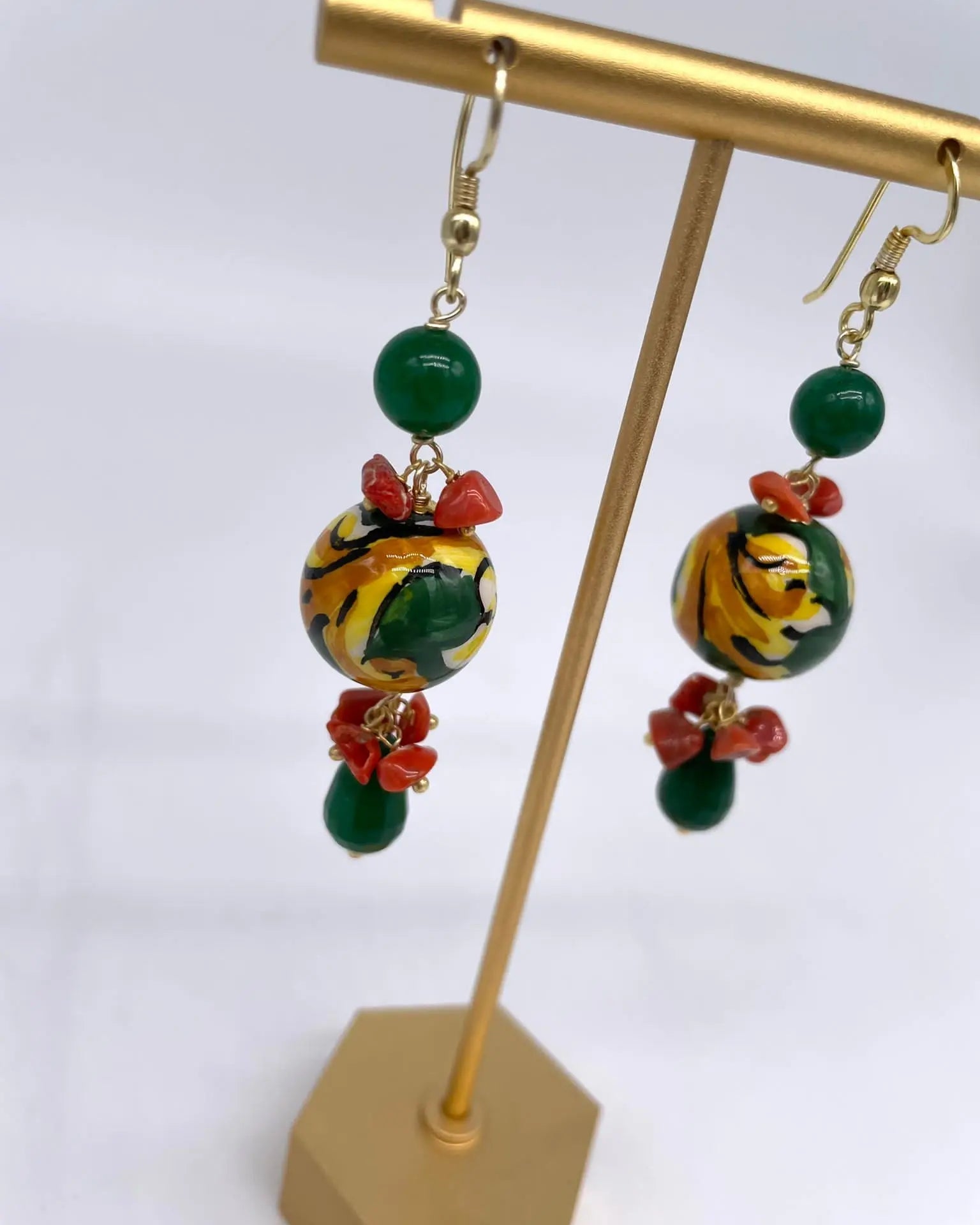 Orecchini Artigianali Sfere di Natale Verde in Ceramica di Caltagirone, pietre e corallo - DD CERAMICHE SICILIANE