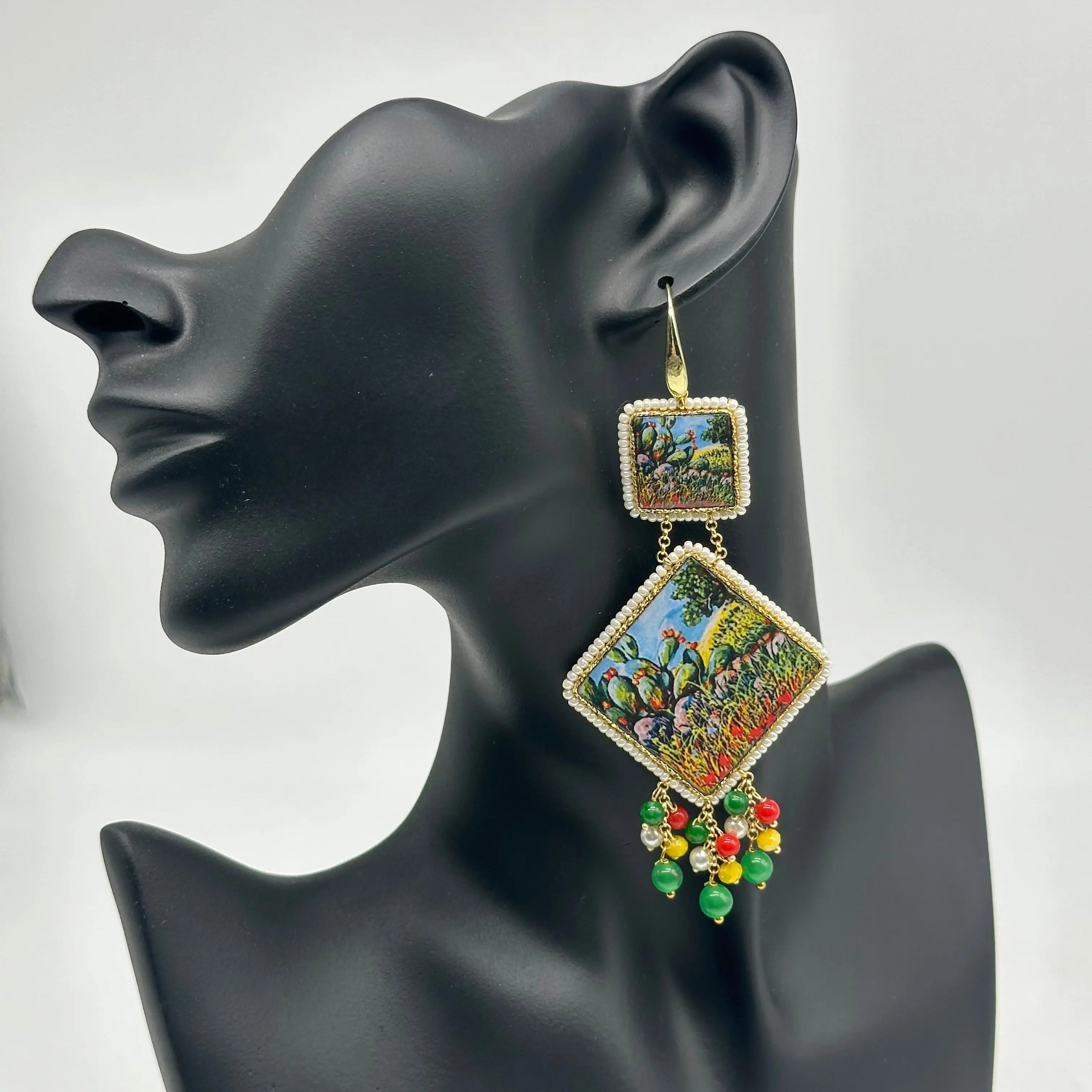 Orecchini Piastrella Ceramica di Caltagirone, cornice bianca, pietre, perle V.3 DD CERAMICHE SICILIANE