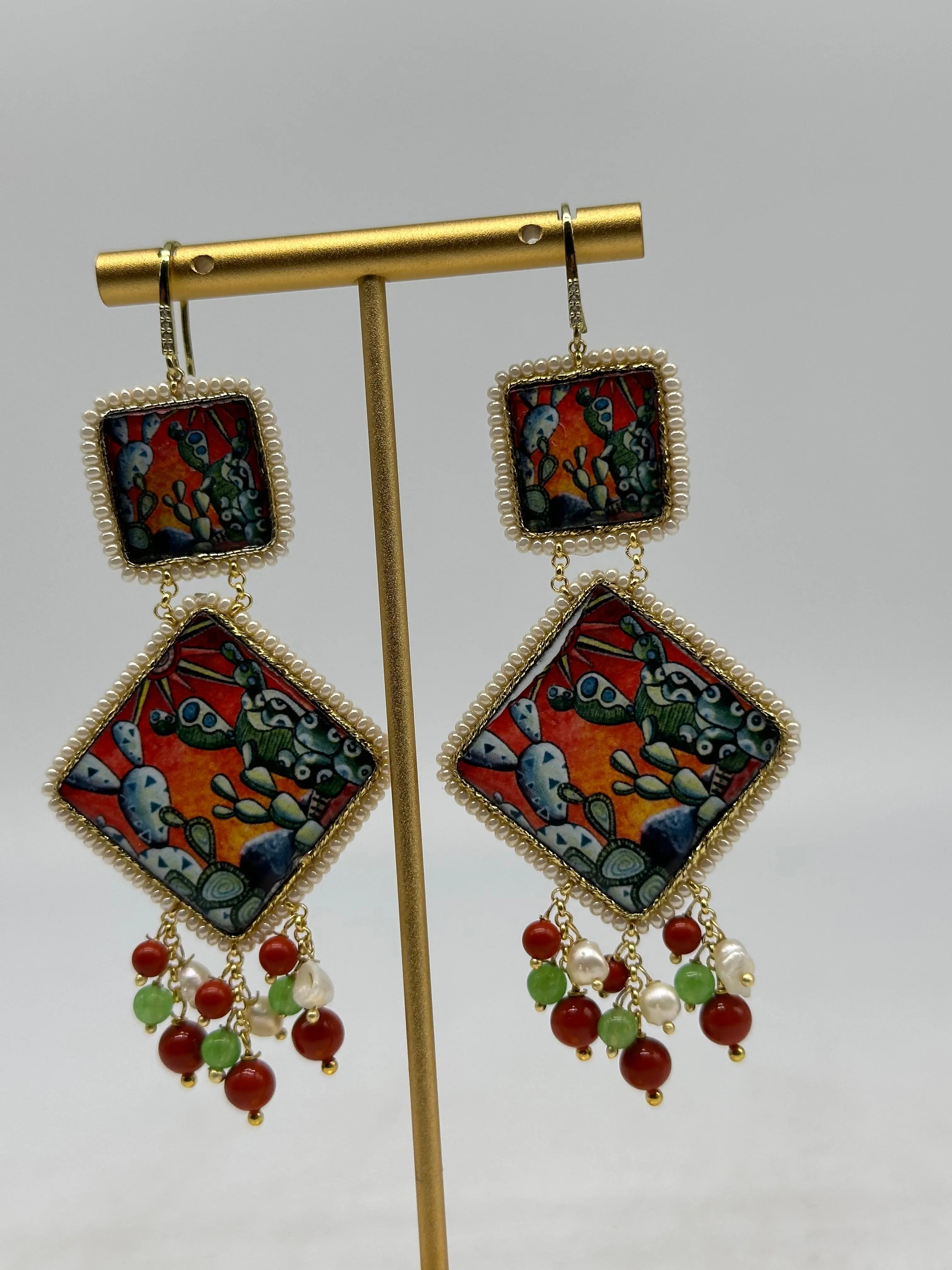 Orecchini Piastrella Ceramica di Caltagirone, cornice bianca, pietre, perle V.1 DD CERAMICHE SICILIANE