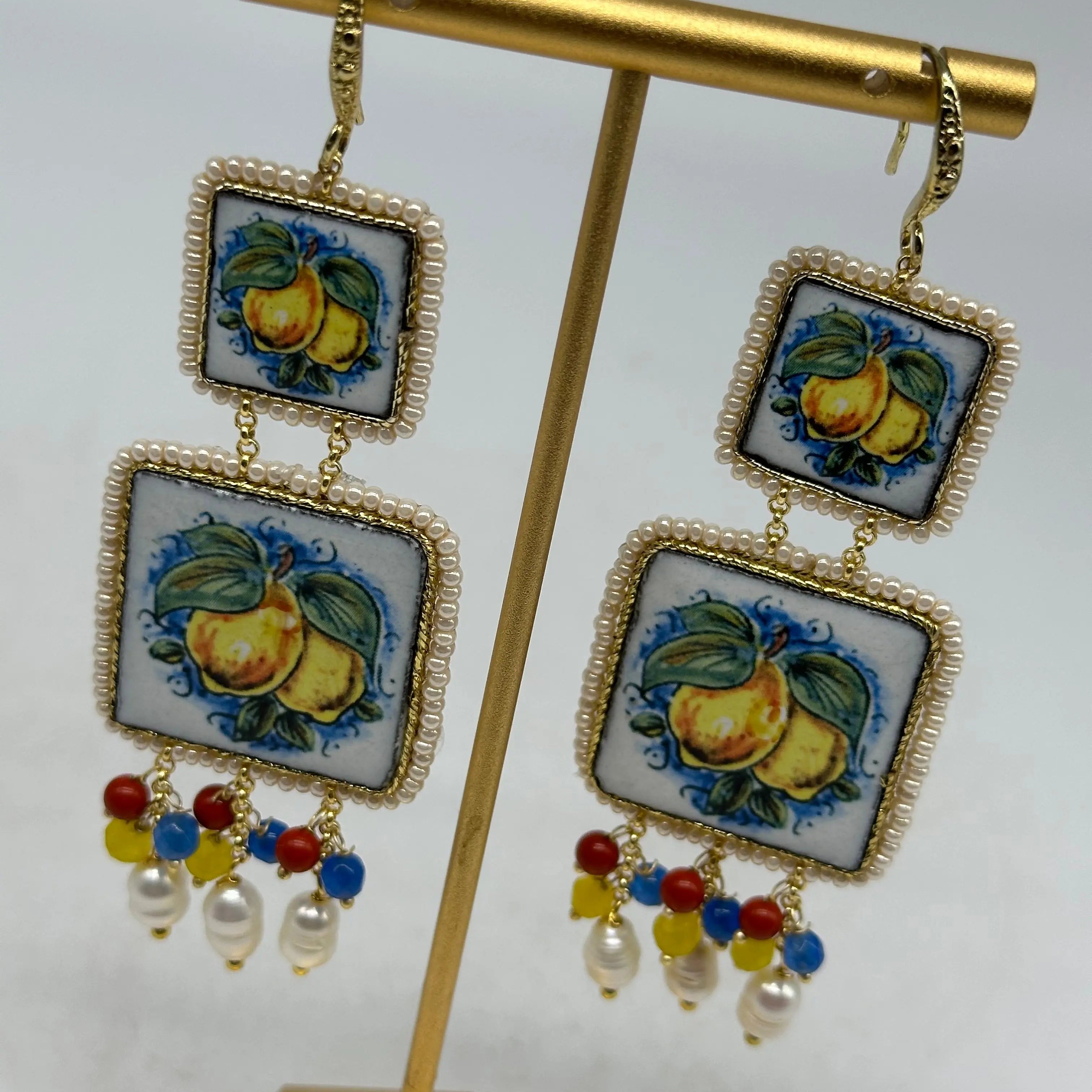 Orecchini Piastrella Ceramica di Caltagirone, cornice bianca, pietre, perle V.2 DD CERAMICHE SICILIANE