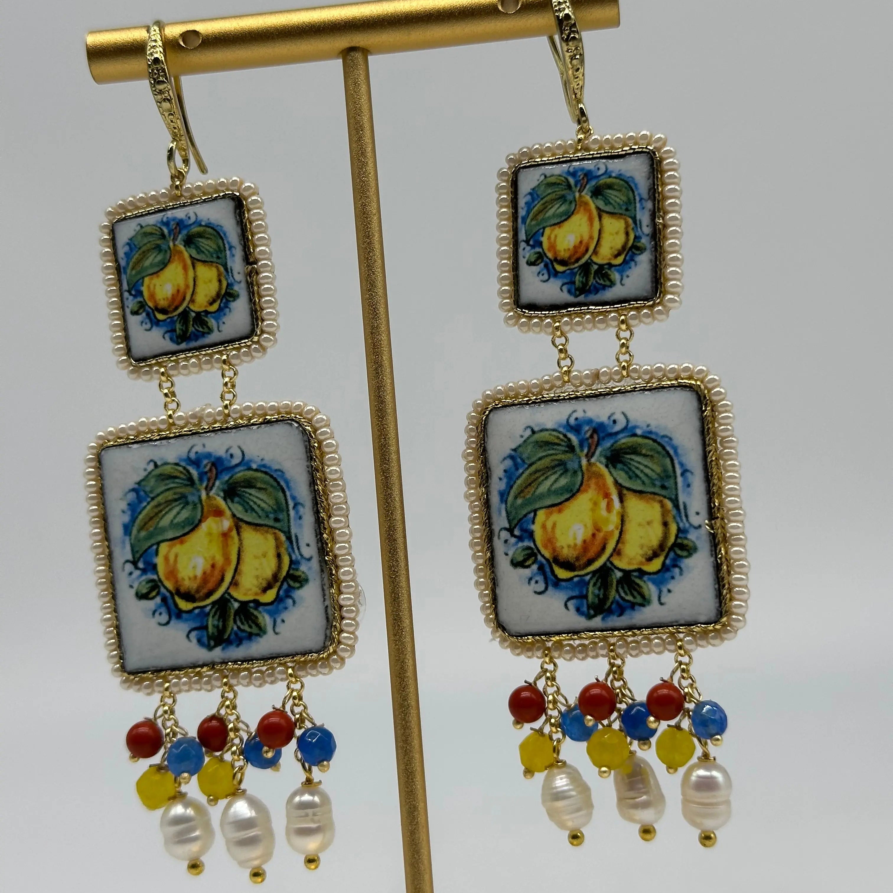 Orecchini Piastrella Ceramica di Caltagirone, cornice bianca, pietre, perle V.2 DD CERAMICHE SICILIANE