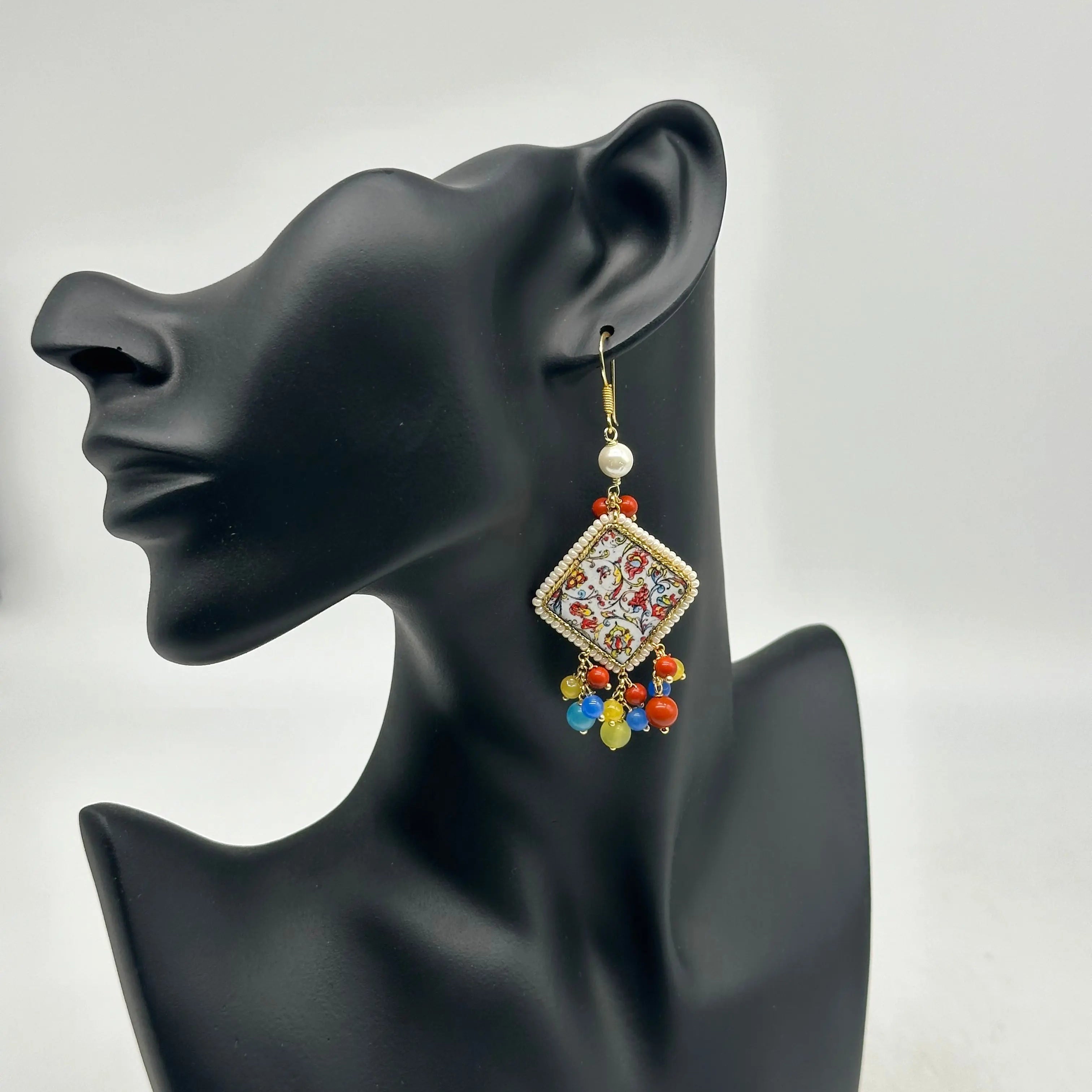 Orecchini Piastrella Ceramica di Caltagirone, cornice bianca, pietre, perle V.6 DD Ceramiche Siciliane